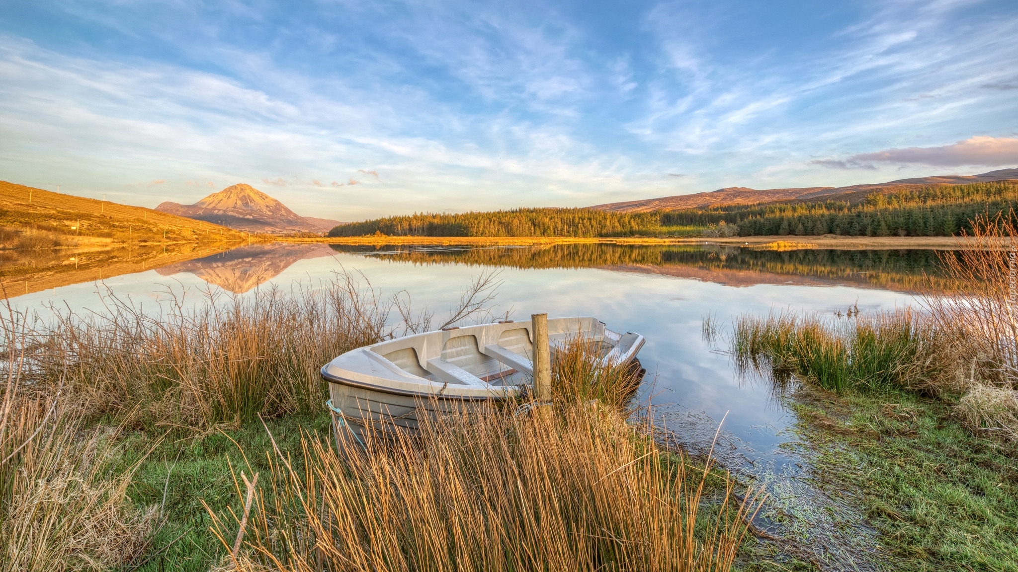 Góry, Szczyt Errigal, Jezioro Dunlewey, Łódka, Trawy, Gweedore, Irlandia