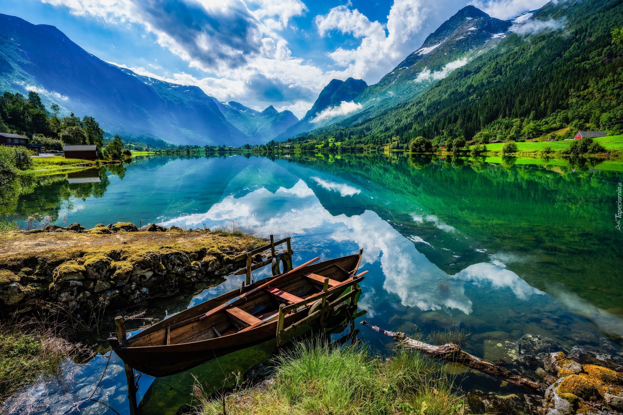 Jezioro Lake Oldevatnet, Góry, Drzewa, Chmury, Łódka, Odbicie, Gmina Stryn, Okręg Sogn og Fjordane, Norwegia