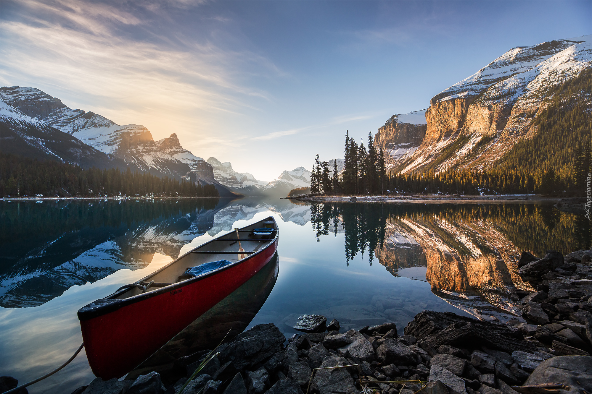 Kanada, Alberta, Park Narodowy Jasper, Jezioro, Maligne Lake, Wyspa Duchów, Chmury, Drzewa, Góry, Kajak