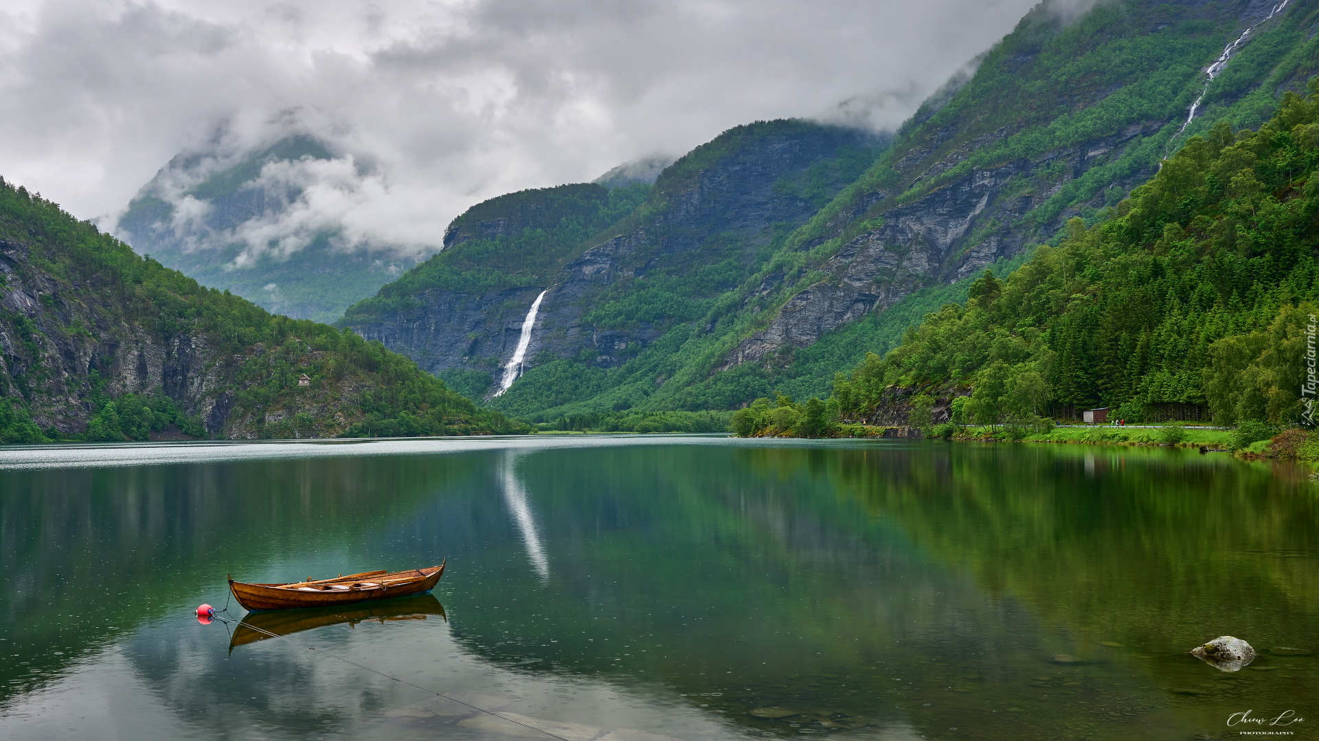 Góry, Fiord, Lustrafjorden, Wodospady, Mgła, Łódka, Skjolden, Hrabstwo Vestland, Norwegia