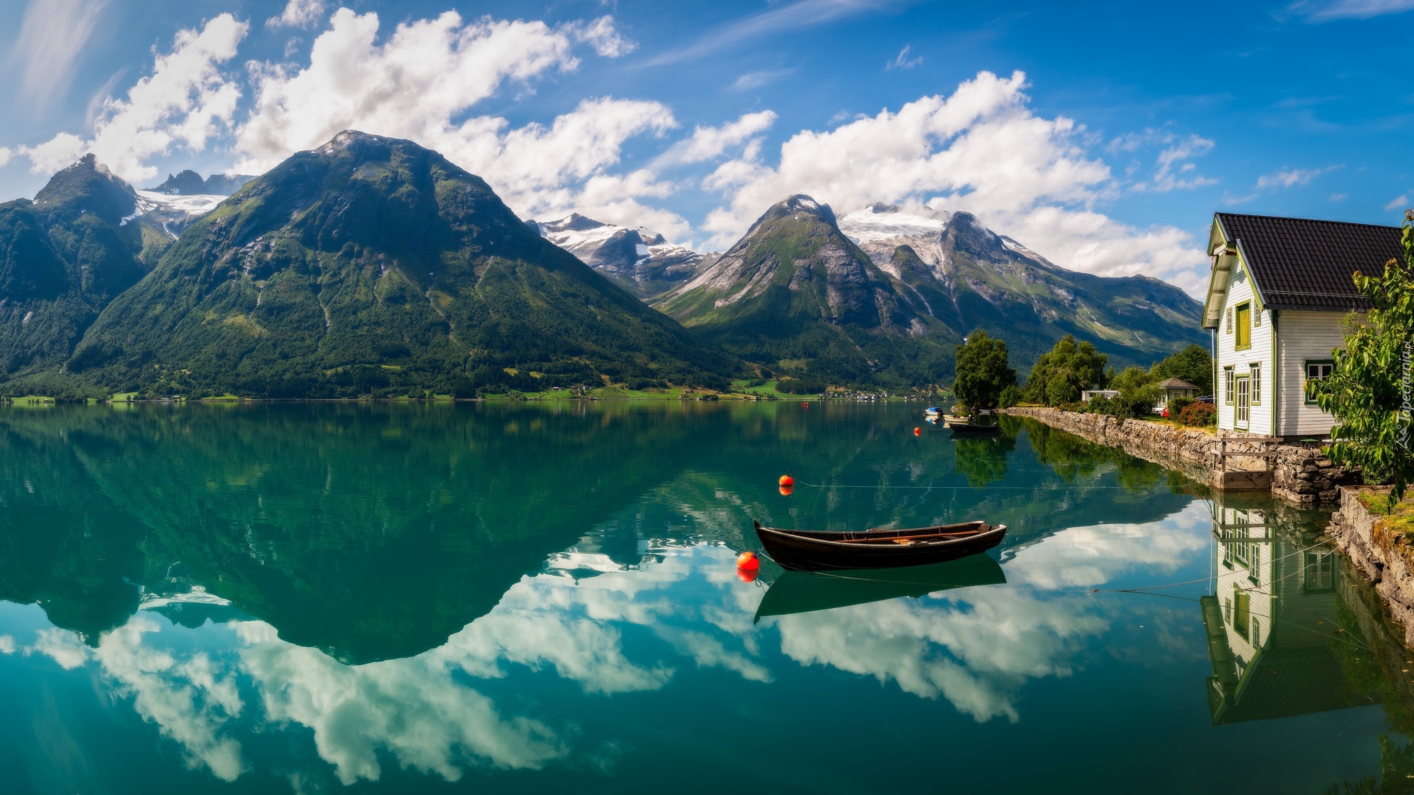 Norwegia, Sogn og Fjordane, Wieś Hjelle, Jezioro Oppstrynsvatnet, Góry, Domy, Łódka, Chmury, Odbicie