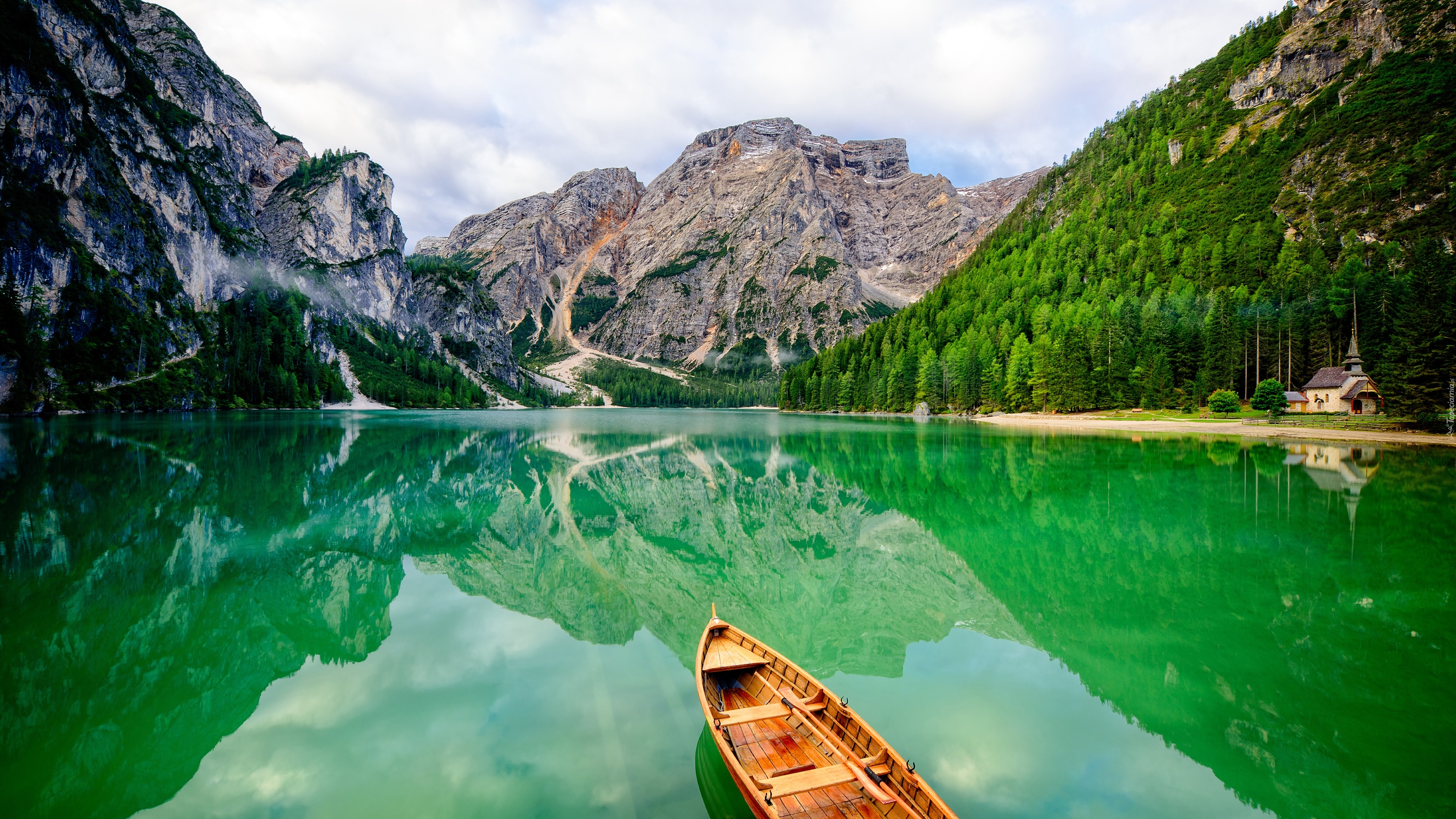 Włochy, Tyrol, Góry, Dolomity, Jezioro Pragser Wildsee, Łódka, Kościół, Lasy