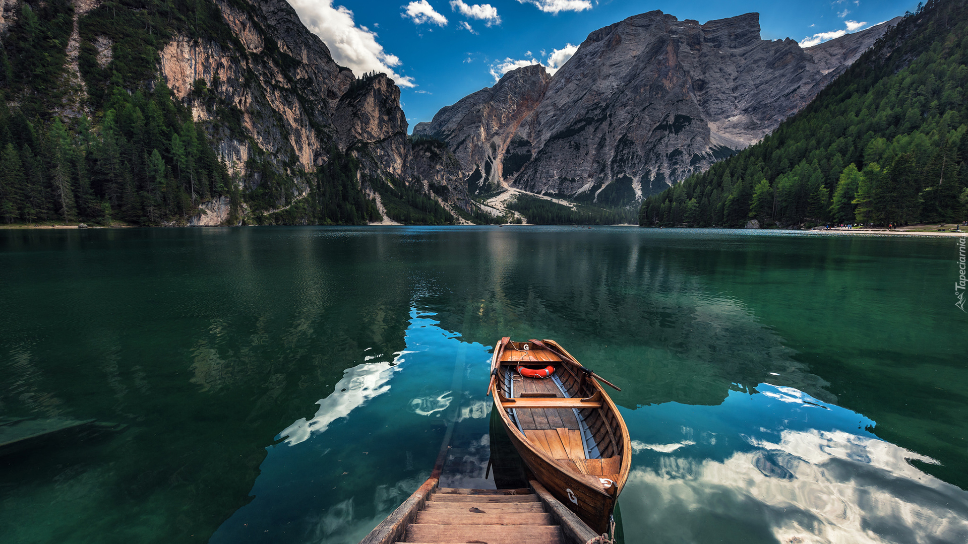 Włochy, Dolomity, Tyrol Południowy, Jezioro Pragser Wildsee, Góra Seekofel, Drzewa, Łódka, Drewniane, Schodki