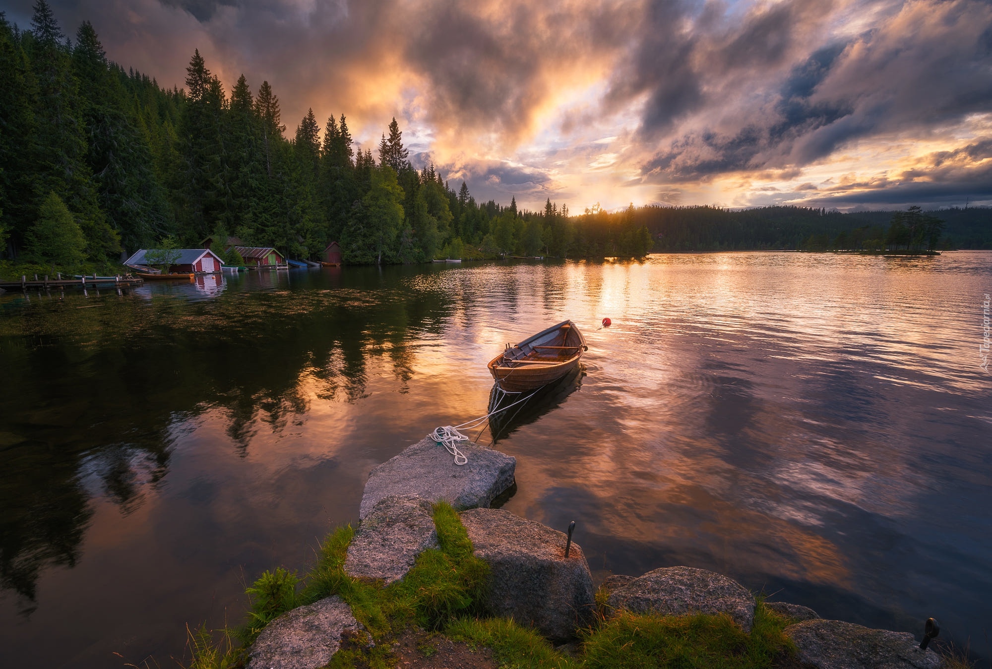 Norwegia, Ringerike, Zachód słońca, Jezioro Oyangen, Kamienie, Łódka, Domki, Las, Drzewa