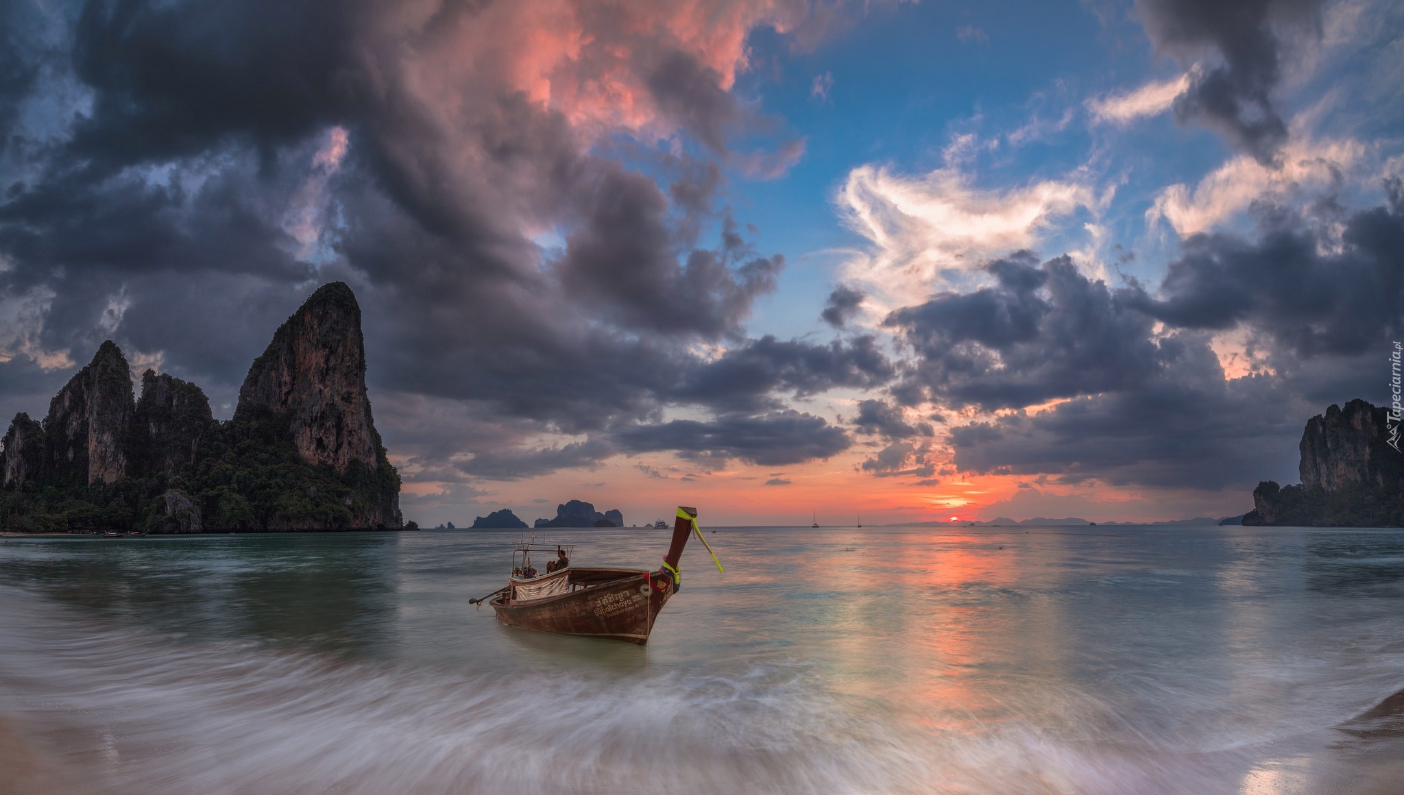 Plaża Railay, Prowincja Krabi, Tajlandia, Zachód słońca, Morze Andamańskie, Łódka, Skały