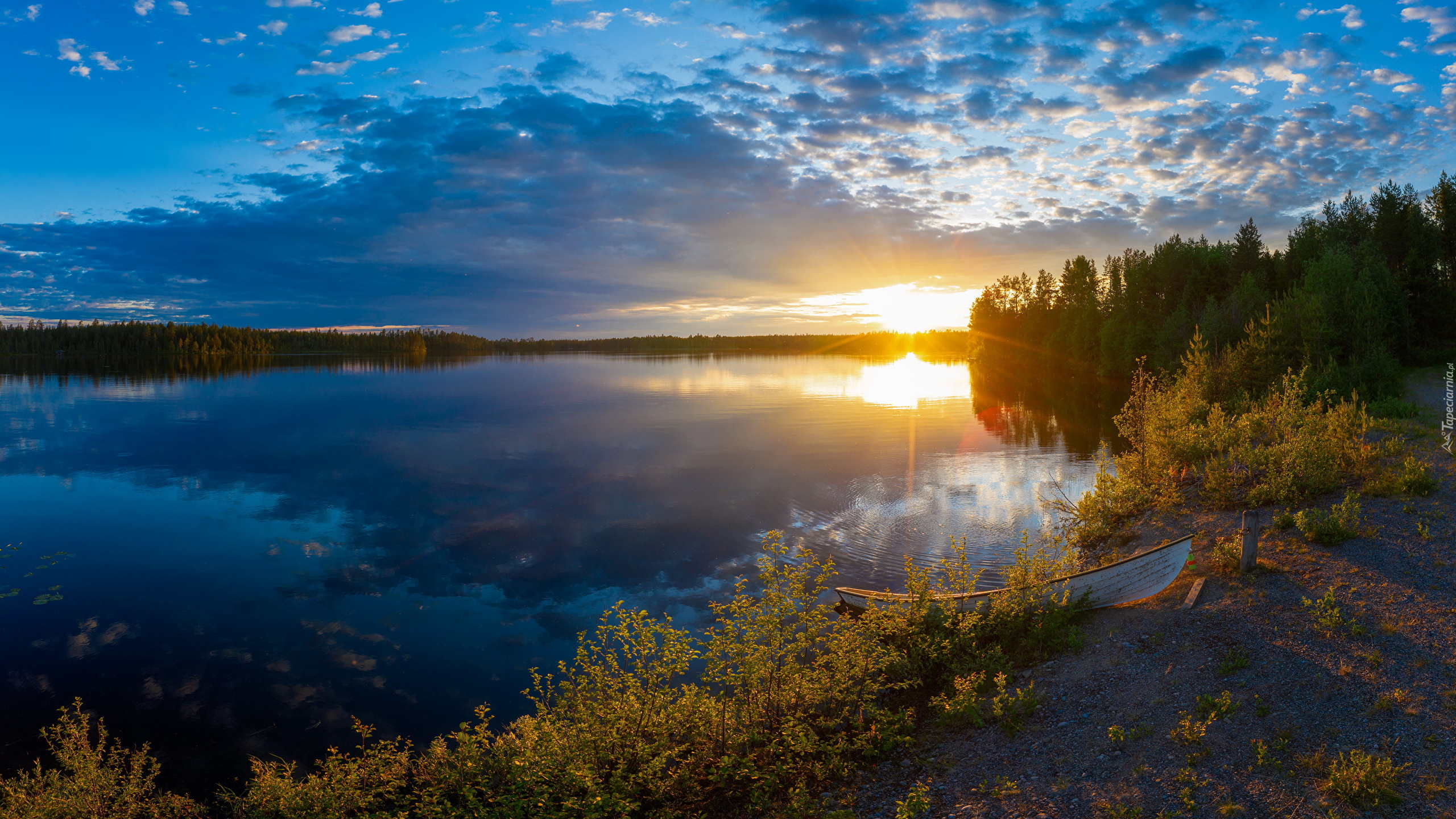 Jezioro Kitka, Łódka, Wieczór, Niebo, Chmury, Zachód słońca, Kuusamo, Finlandia