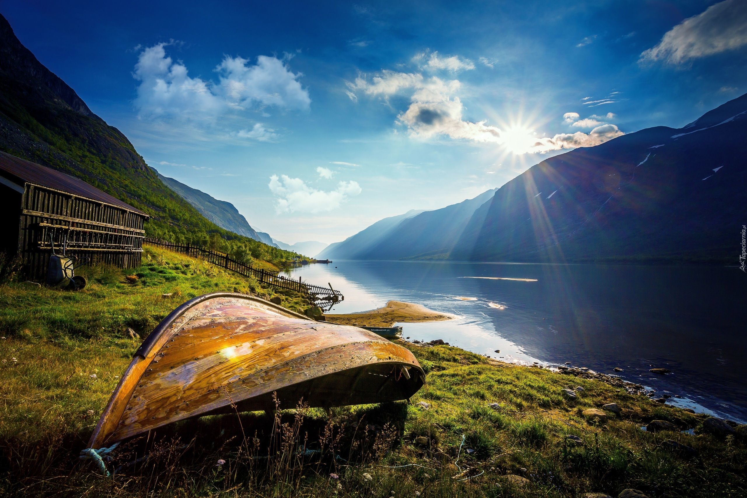 Norwegia, Park Narodowy Jotunheimen, Góry Jotunheimen, Jezioro Gjende, Brzeg, Łódź