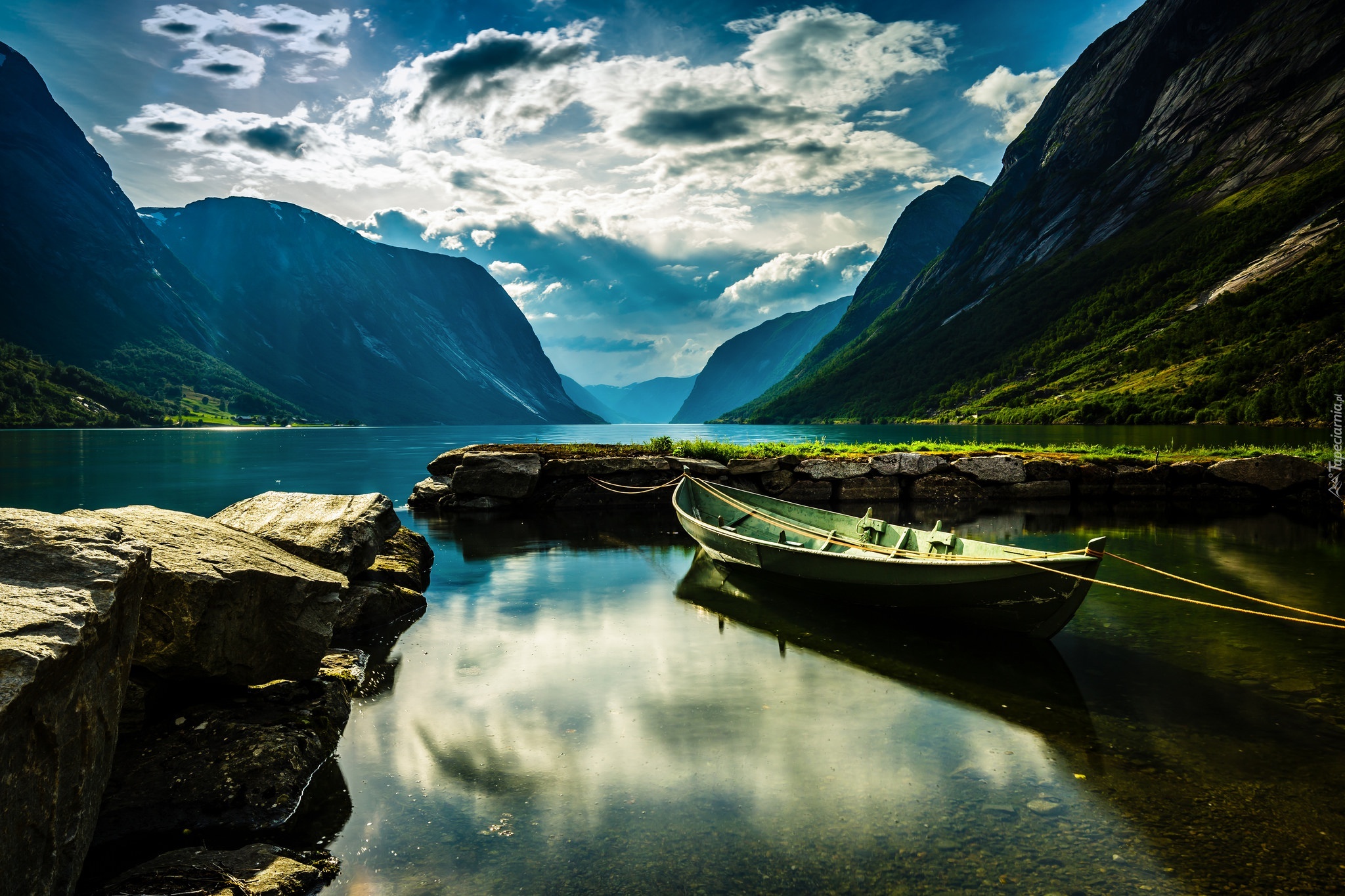 Norwegia, Sogn og Fjordane, Fiord Sognefjorden, Góry, Łódka