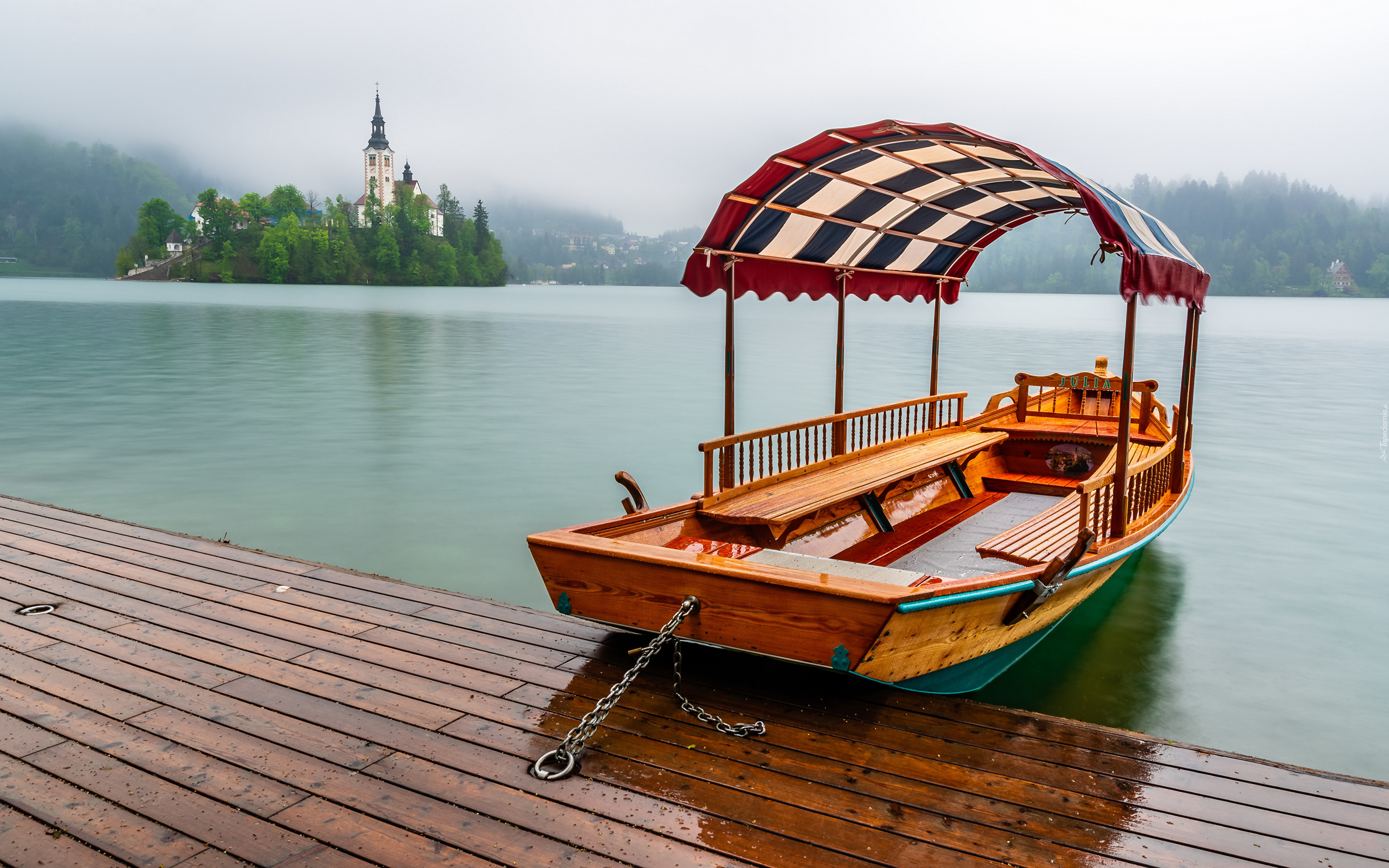 Słowenia, Jezioro, Bled, Pomost, Łódka, Wyspa Blejski Otok, Kościół Zwiastowania Marii Panny, Góry Alpy Julijskie, Lasy, Mgła