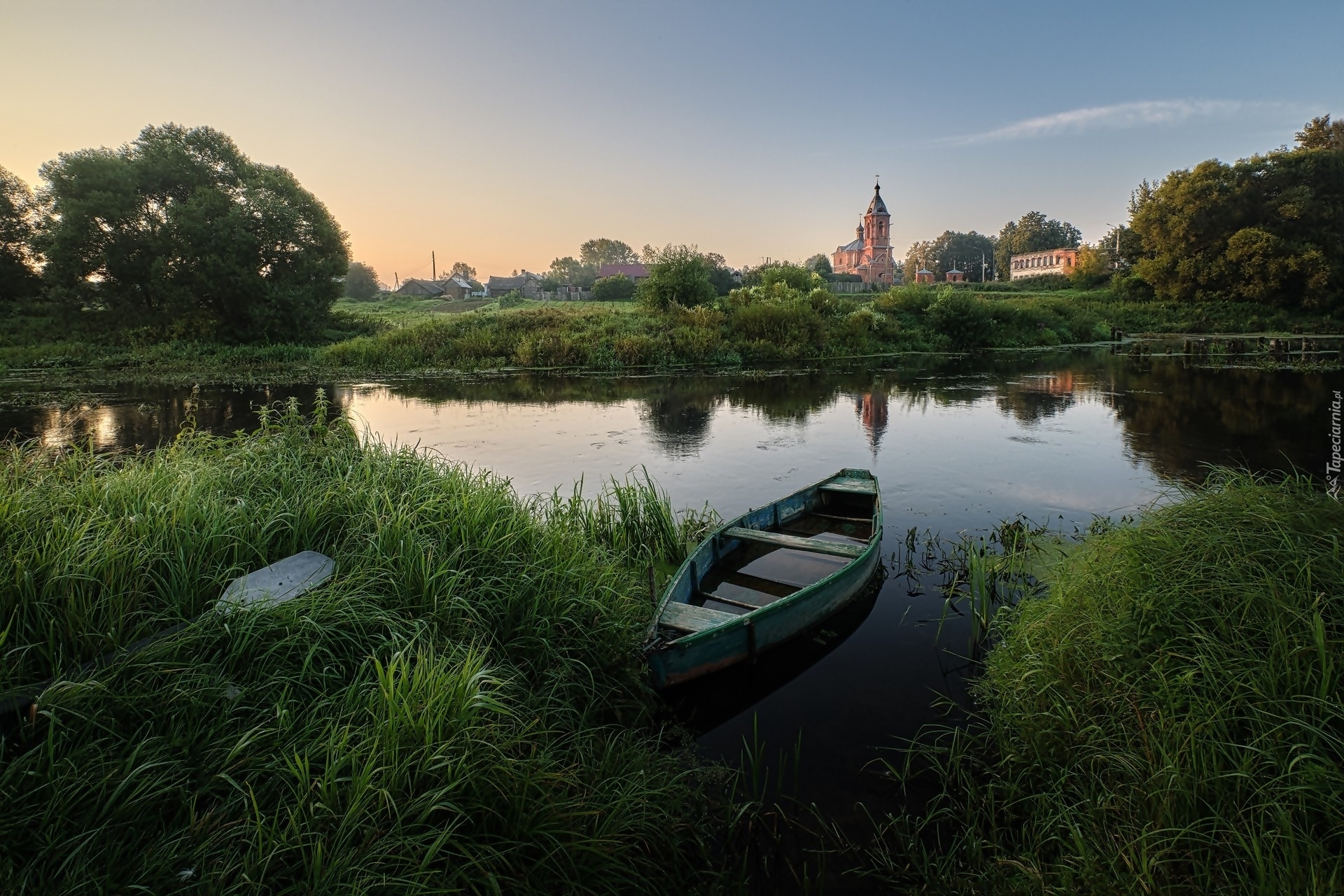 Rzeka, Łódka, Trawa, Kościół, Domy, Drzewa, Wioska