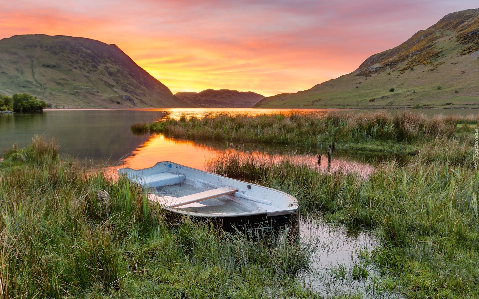 Park Narodowy Lake District, Góry, Jezioro, Crummock Water, Łódka, Szuwary, Anglia