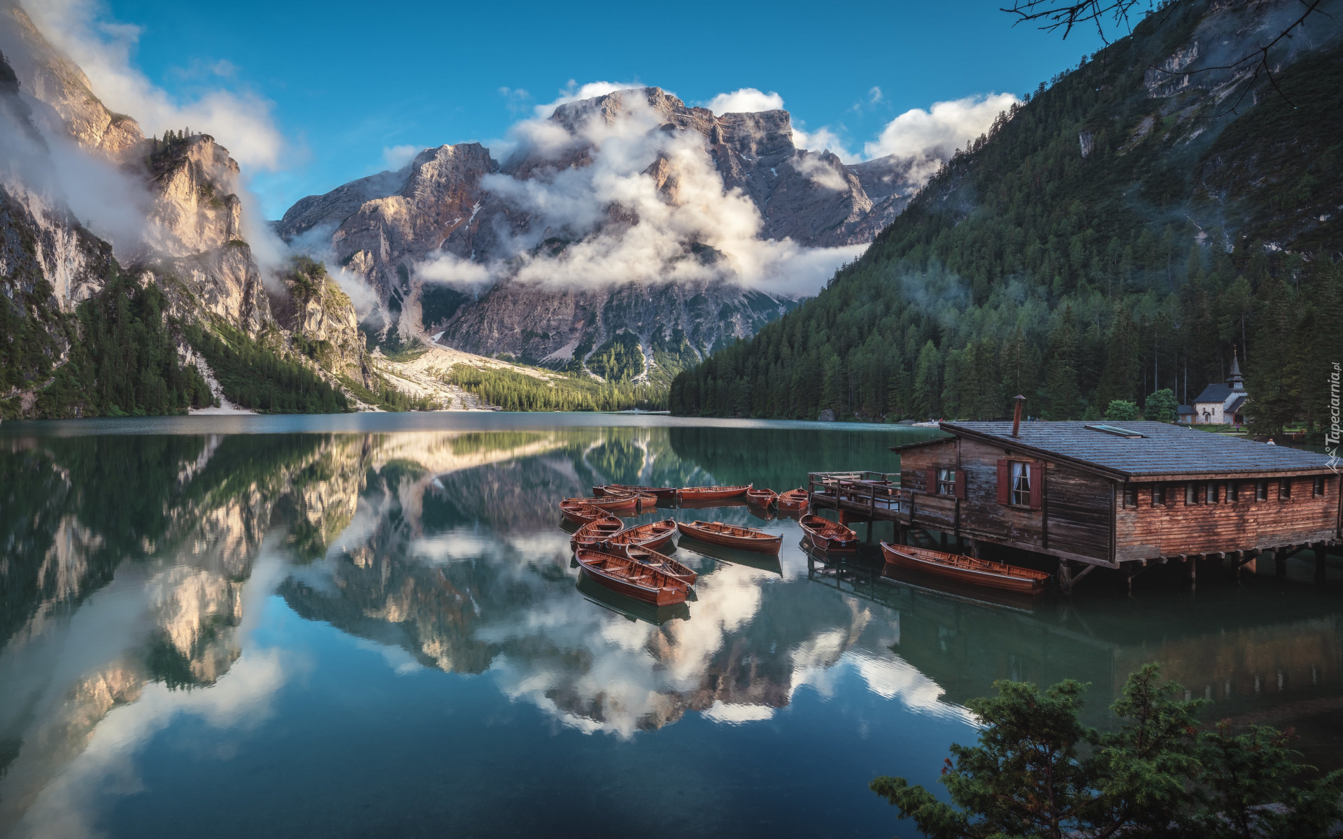 Góry, Alpy, Dolomity, Dom, Jezioro, Pragser Wildsee, Drzewa, Łódki, Włochy