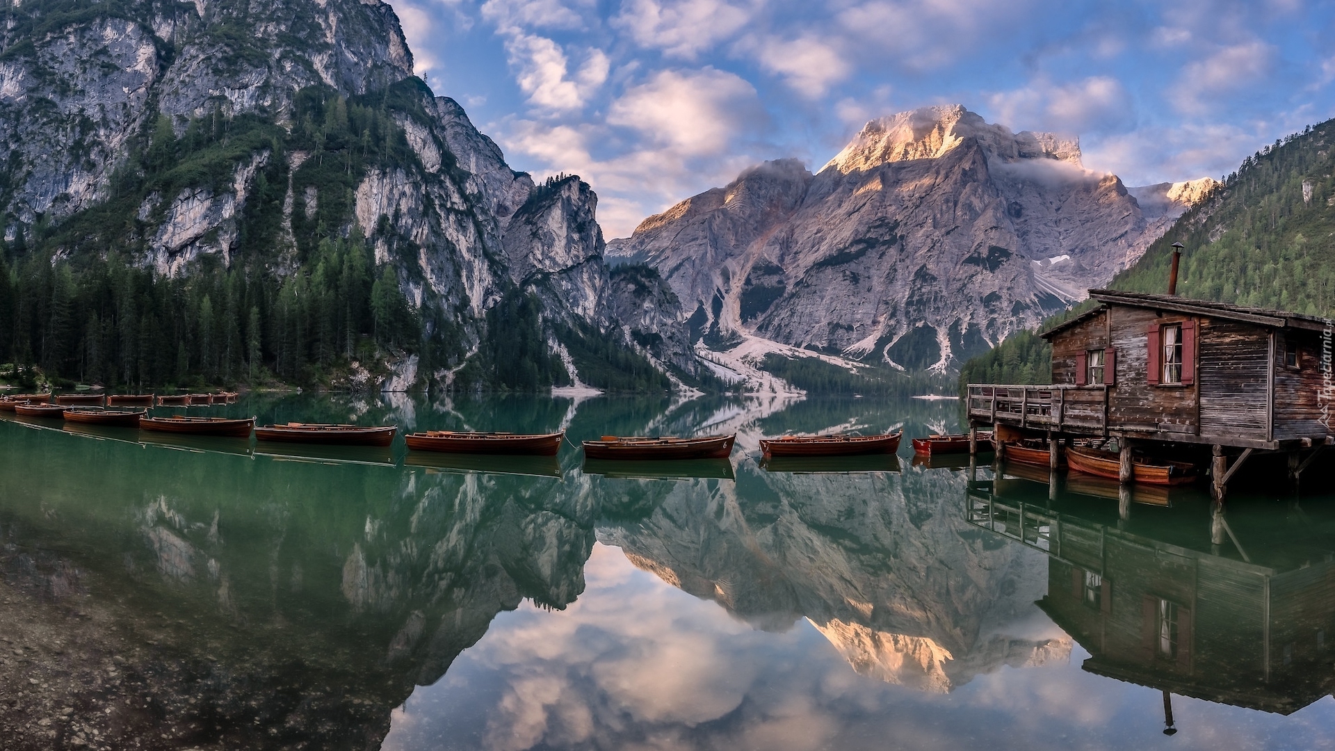 Włochy, Jezioro, Pragser Wildsee, Lago di Braies, Góry Dolomity, Drewniany, Domek, Łódki