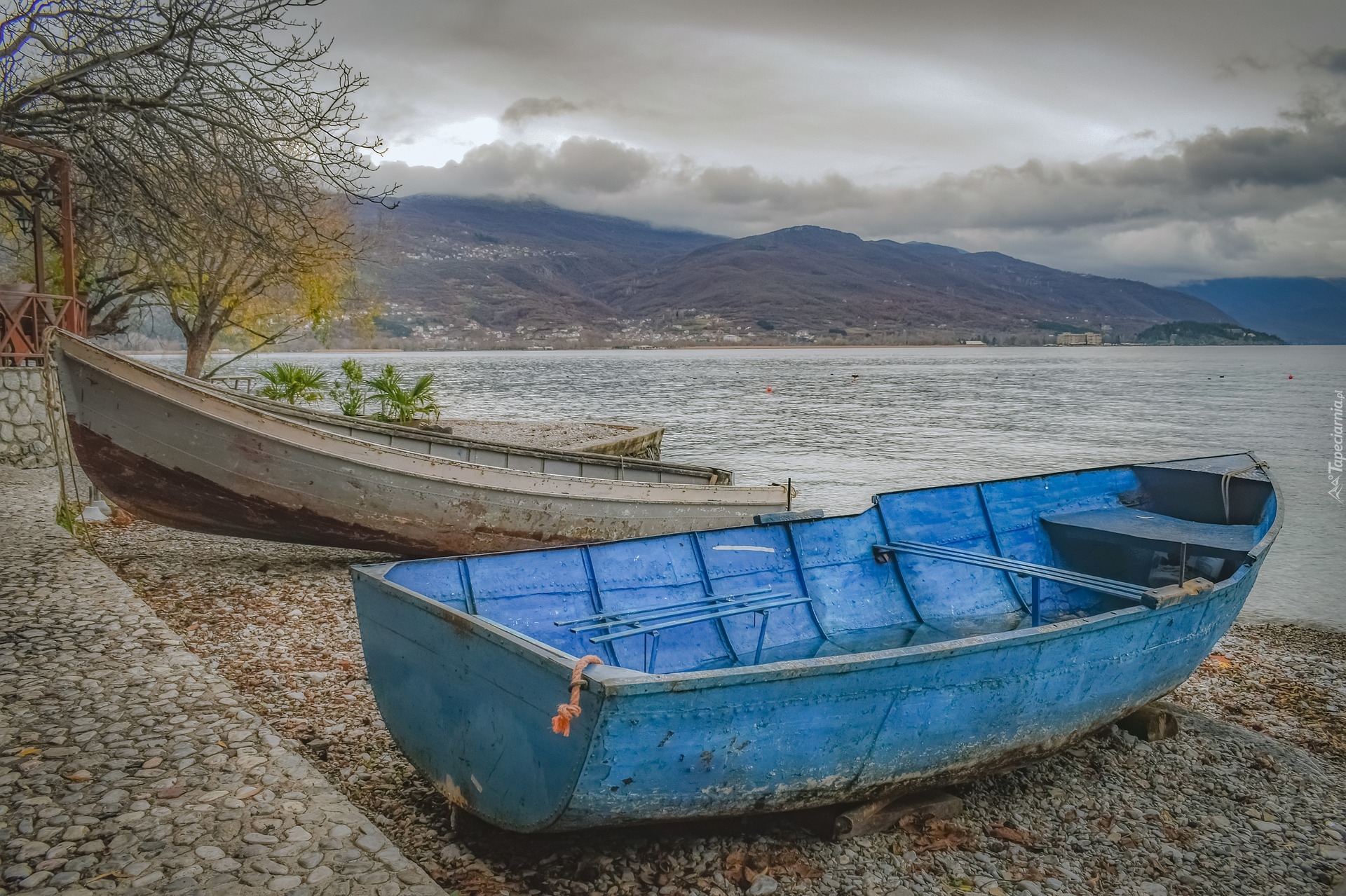 Łódki, Jezioro Ochrydzkie, Góry, Niebo, Chmury, Macedonia Północna