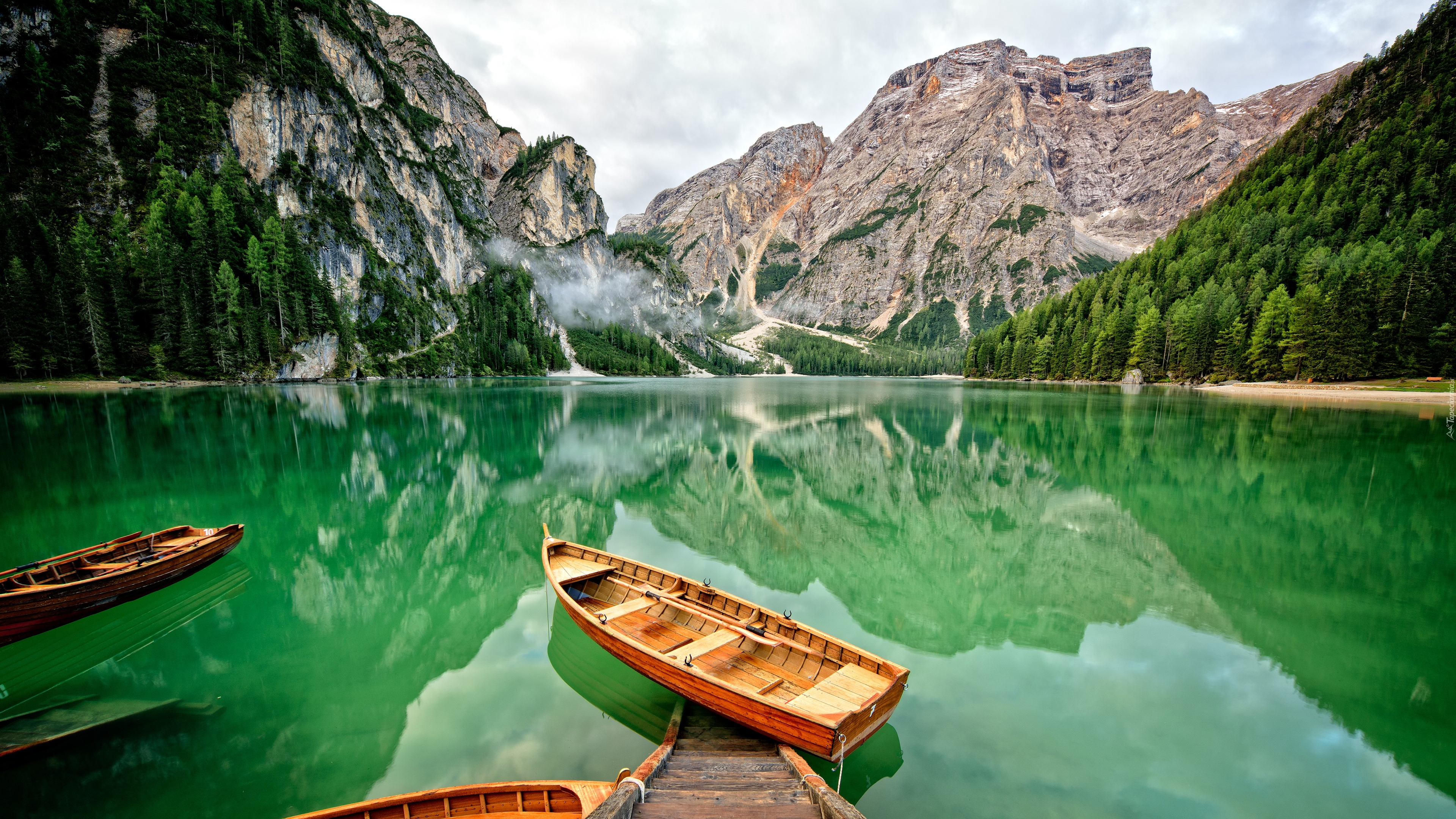 Włochy, Jezioro Pragser Wildsee, Tyrol, Góry, Dolomity, Pomost, Łódki