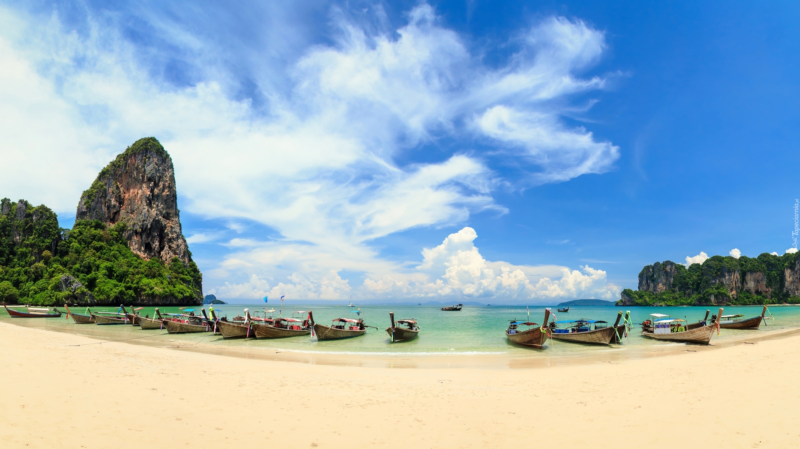 Morze Andamańskie, Plaża Railay Beach, Skały, Prowincja Krabi, Tajlandia, Drzewa, Łódki, Chmury