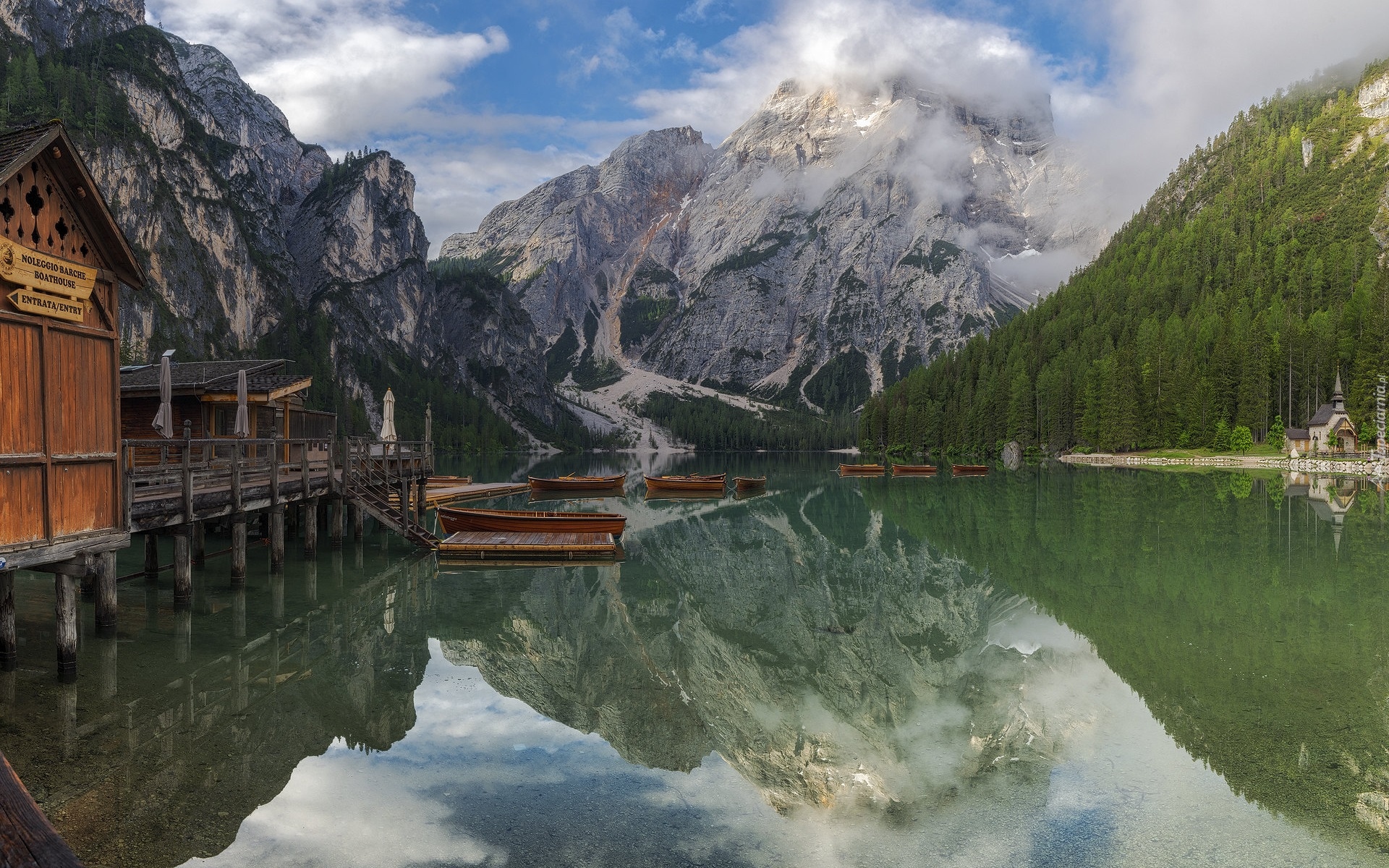 Włochy, Jezioro, Pragser Wildsee, Lago di Braies, Góry, Dolomity, Łódki, Drzewa, Chmury, Odbicie