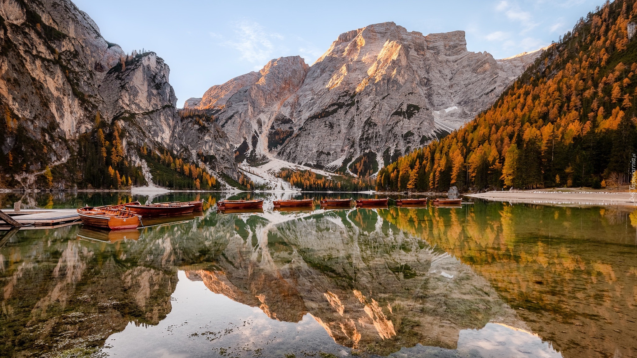 Włochy, Południowy Tyrol, Jezioro, Pragser Wildsee, Lago di Braies, Góry, Dolomity, Łódki, Drzewa