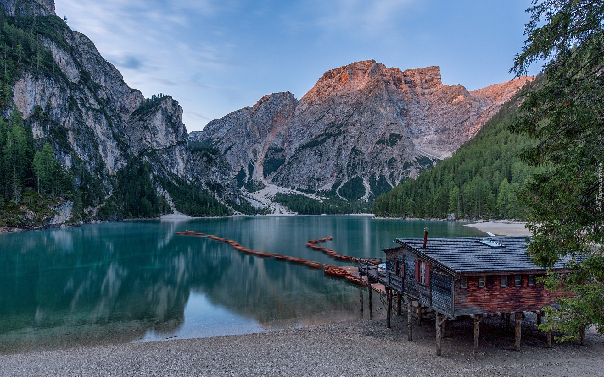 Jezioro, Lago di Braies, Łódki, Dom, Góry, Dolomity, Włochy