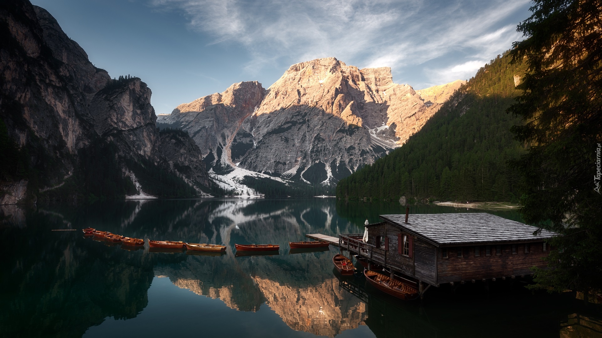 Włochy, Jezioro Pragser Wildsee, Lago di Braies, Góry Dolomity, Pomost, Drewniany, Domek, Łódki