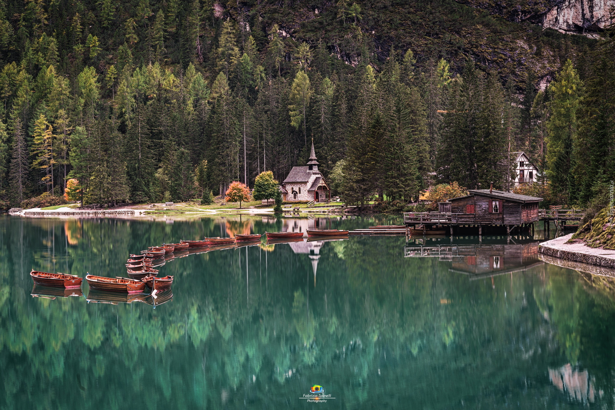 Włochy, Jezioro Pragser Wildsee, Lago di Braies, Góry Dolomity, Las, Drewniany, Domek, Łódki, Kościół