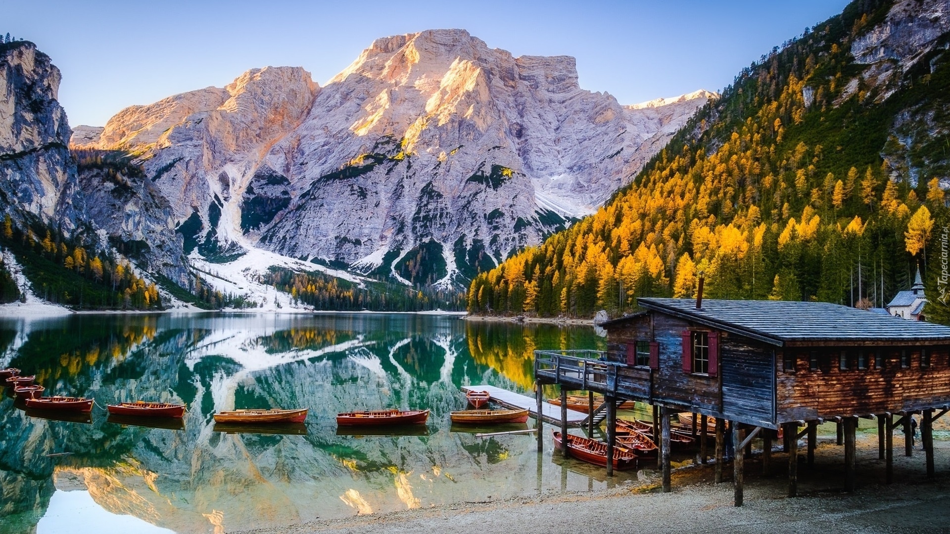 Włochy, Południowy Tyrol, Jezioro, Pragser Wildsee, Lago di Braies, Drzewa, Lasy, Góry, Dolomity, Drewniany, Domek, Łódki