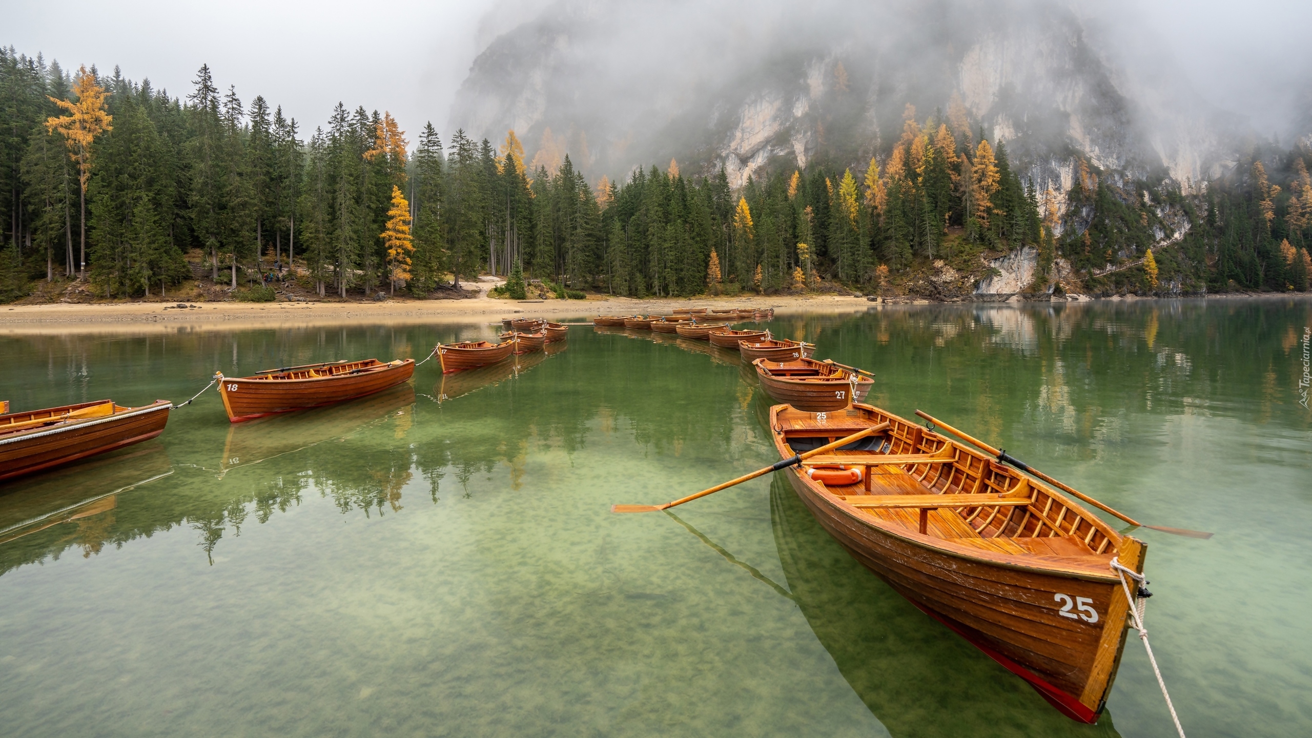 Włochy, Tyrol, Dolomity, Jezioro, Pragser Wildsee, Łódki, Las, Mgła