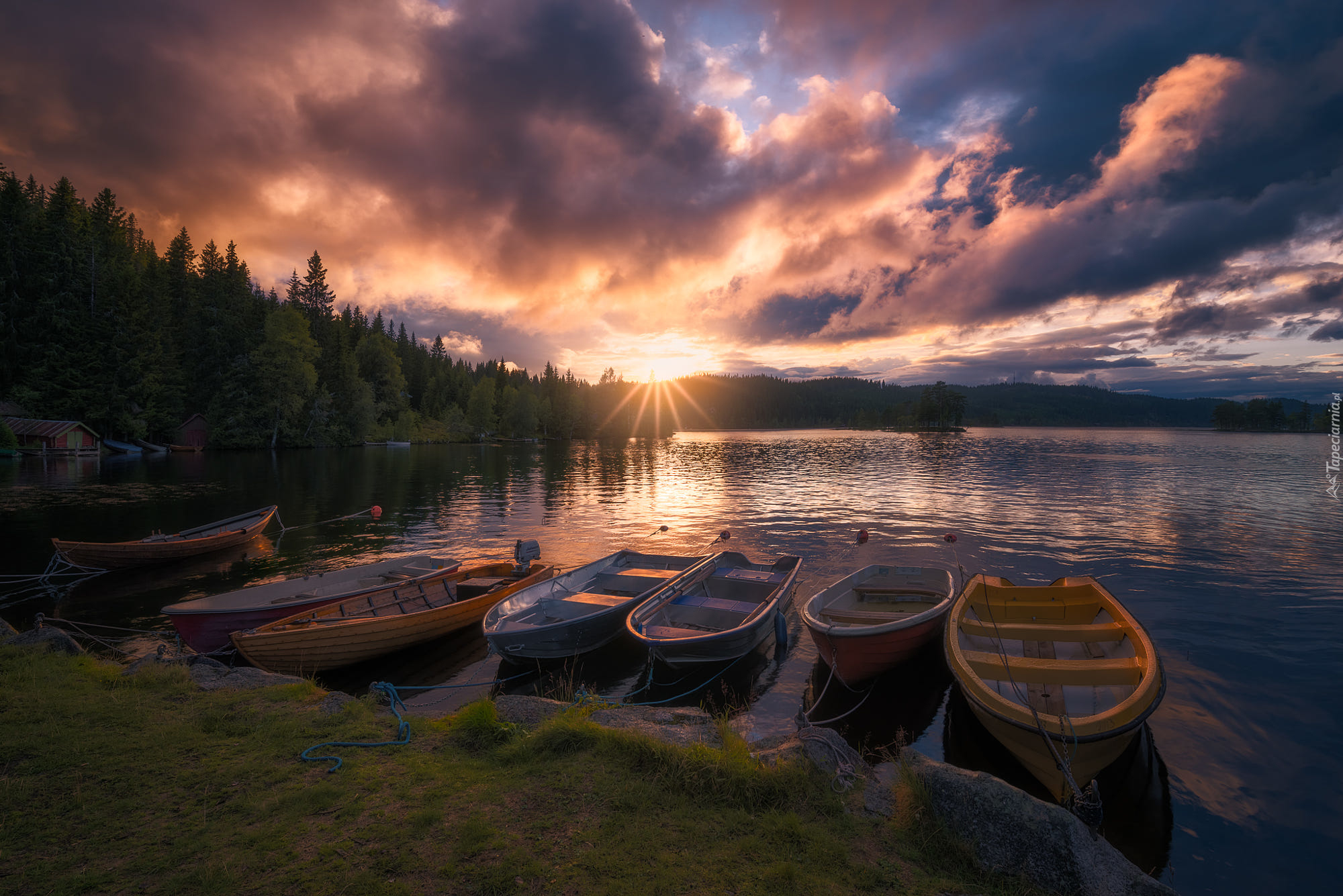 Norwegia, Ringerike, Zachód słońca, Jezioro Øyangen, Łódki, Las, Drzewa