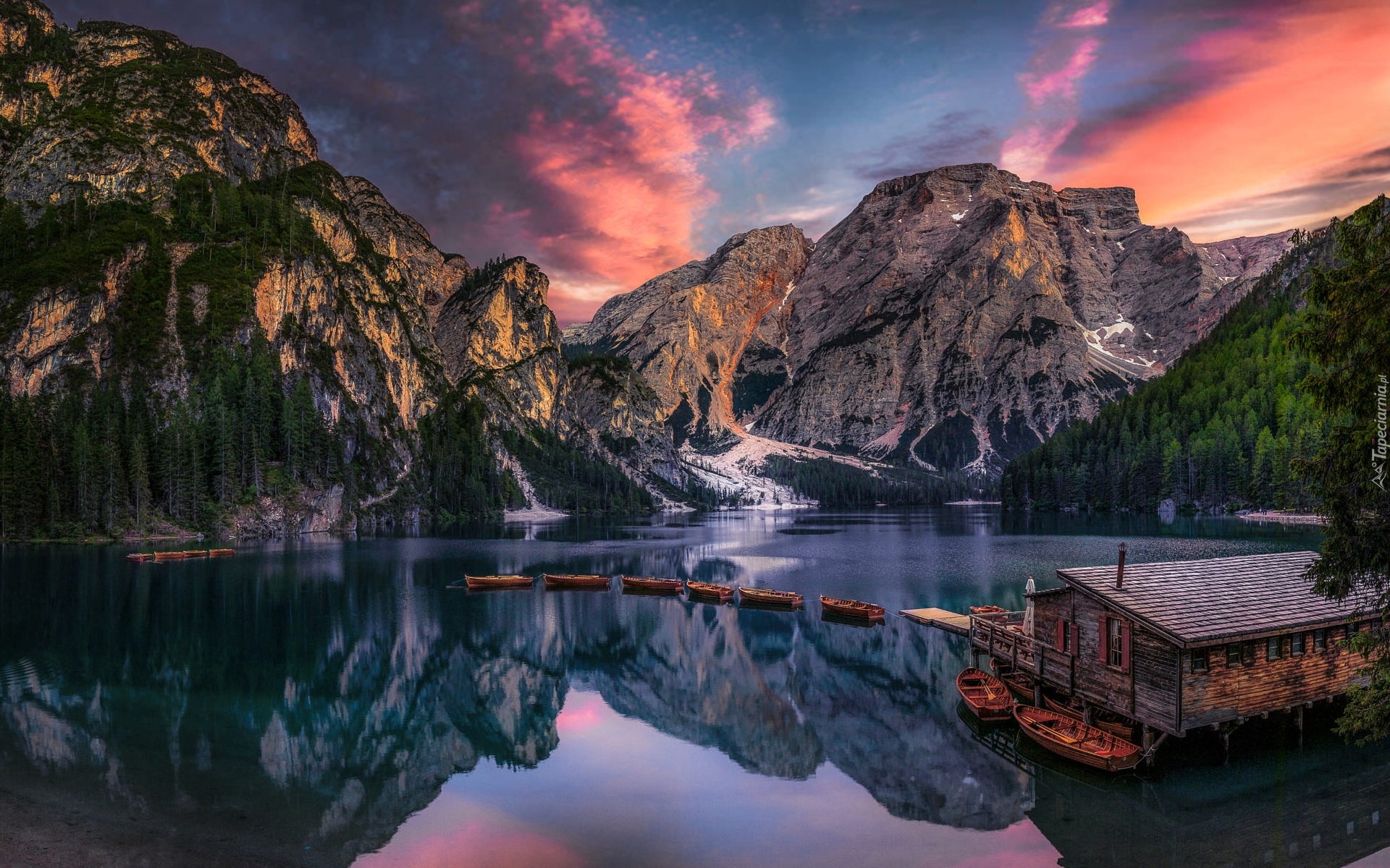 Włochy, Jezioro Pragser Wildsee, Lago di Braies, Góry Dolomity, Pomost, Drewniany, Domek, Łódki, Zachód słońca, Chmury