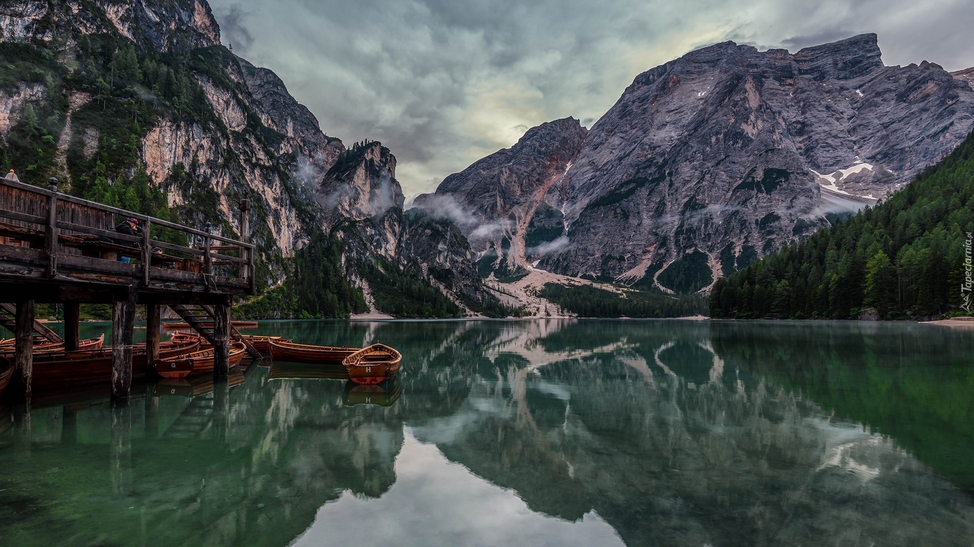 Włochy, Jezioro, Pragser Wildsee, Lago di Braies, Góry, Dolomity, Pomost, Łódki, Chmury