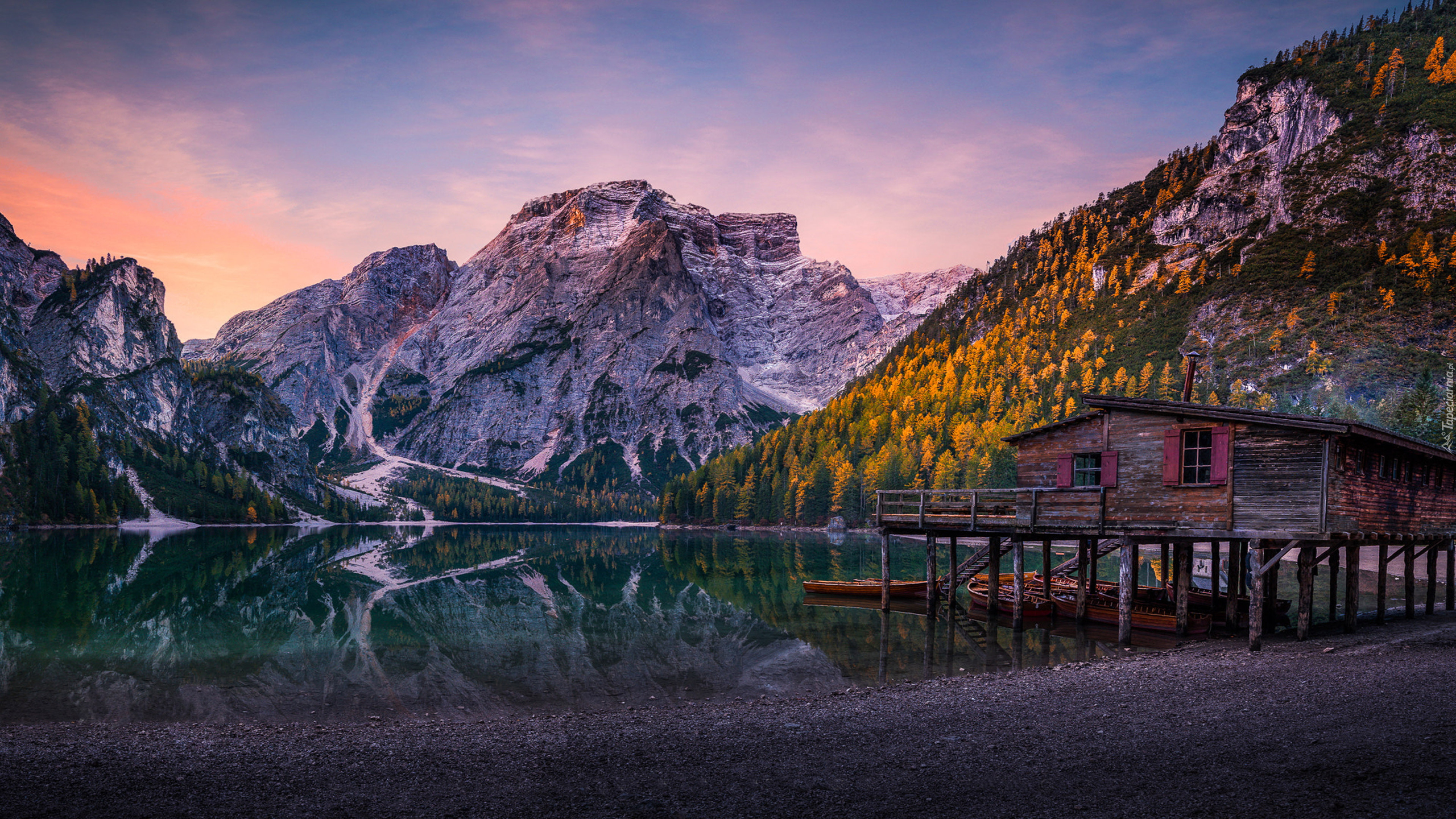 Jezioro, Pragser Wildsee, Poranek, Lago di Braies, Góry, Dolomity, Pomost, Dom, Łodzie, Włochy