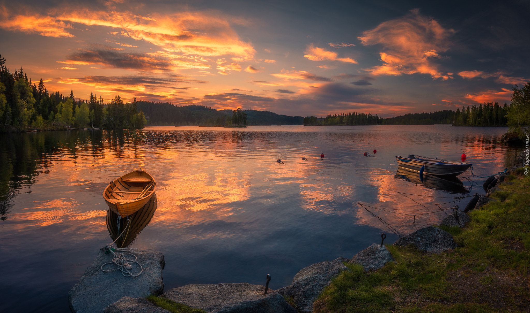 Norwegia, Ringerike, Jezioro, Łódki, Brzeg, Drzewa, Chmury, Zachód słońca