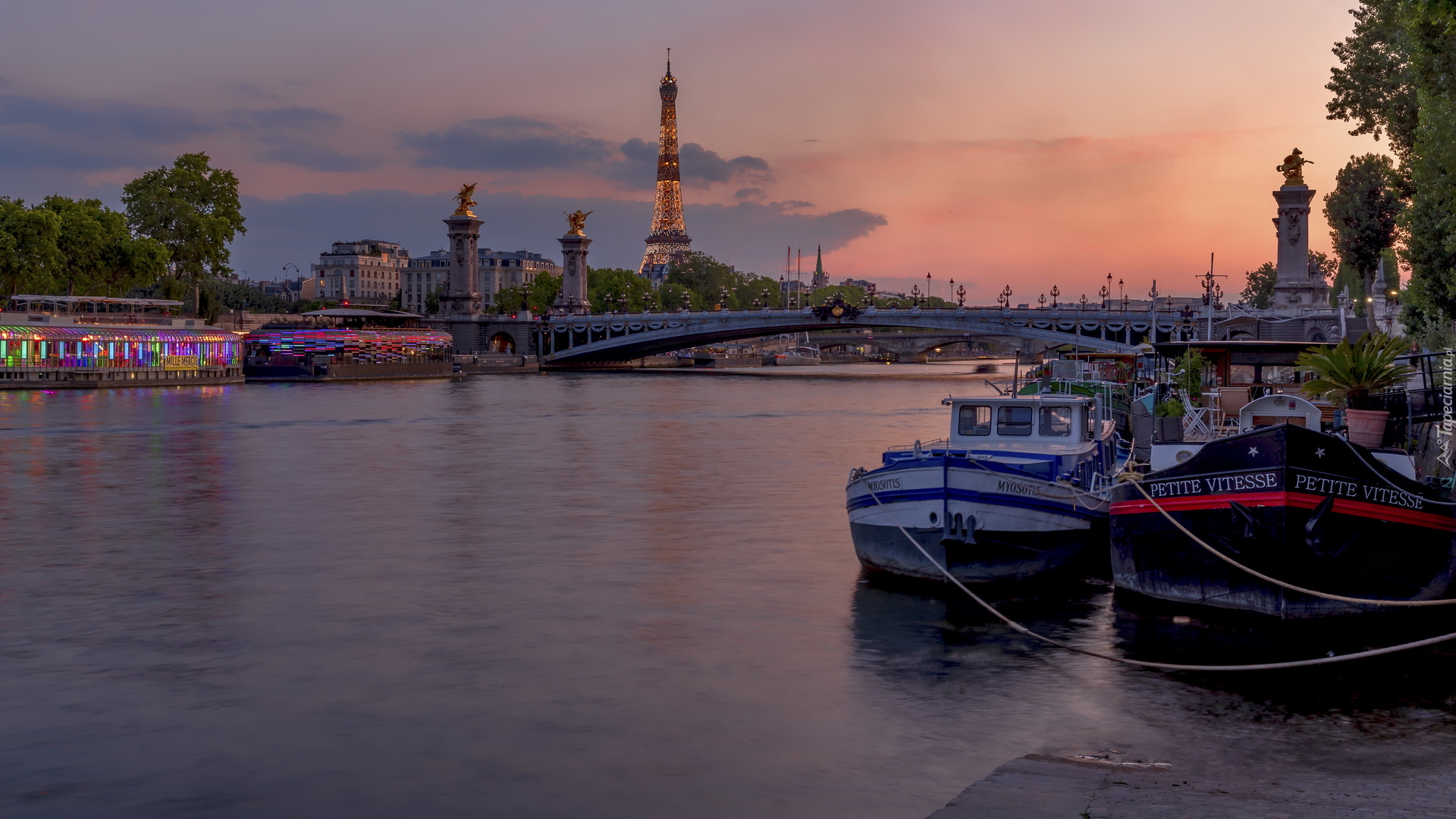 Rzeka Sekwana, Łódki, Most Aleksandra III, Wieża Eiffla, Paryż, Francja