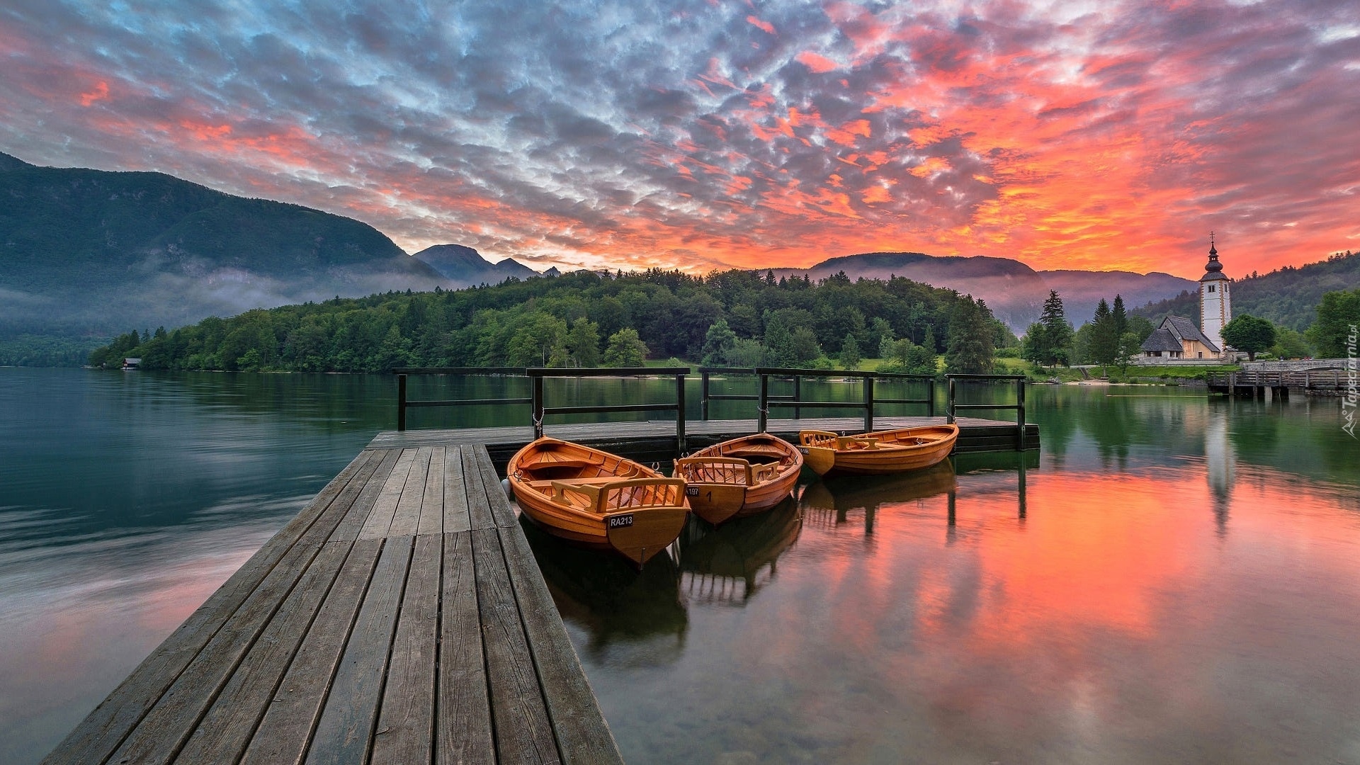 Pomost, Łódki, Kościół św Jana, Jezioro Bohinj, Drzewa, Wschód słońca, Chmury, Gmina Bohinj, Słowenia