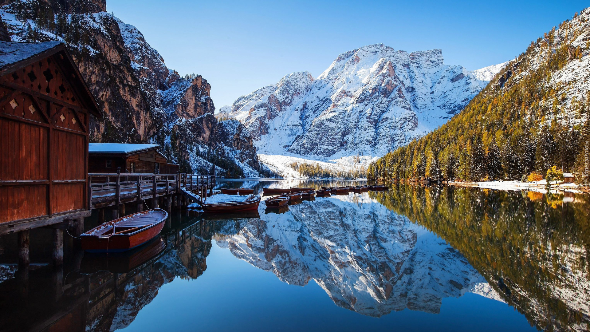 Włochy, Jezioro, Pragser Wildsee, Lago di Braies, Góry, Dolomity, Pomost, Łódki, Drzewa, Odbicie