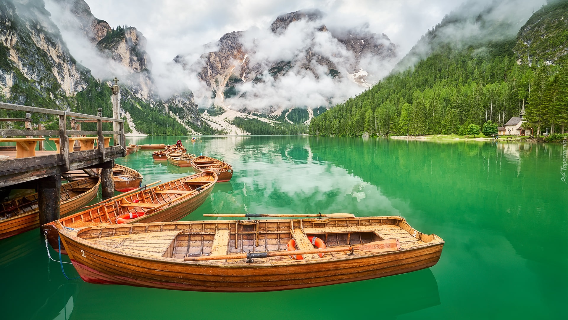 Włochy, Jezioro Pragser Wildsee, Lago di Braies, Łódki, Mgła, Góry