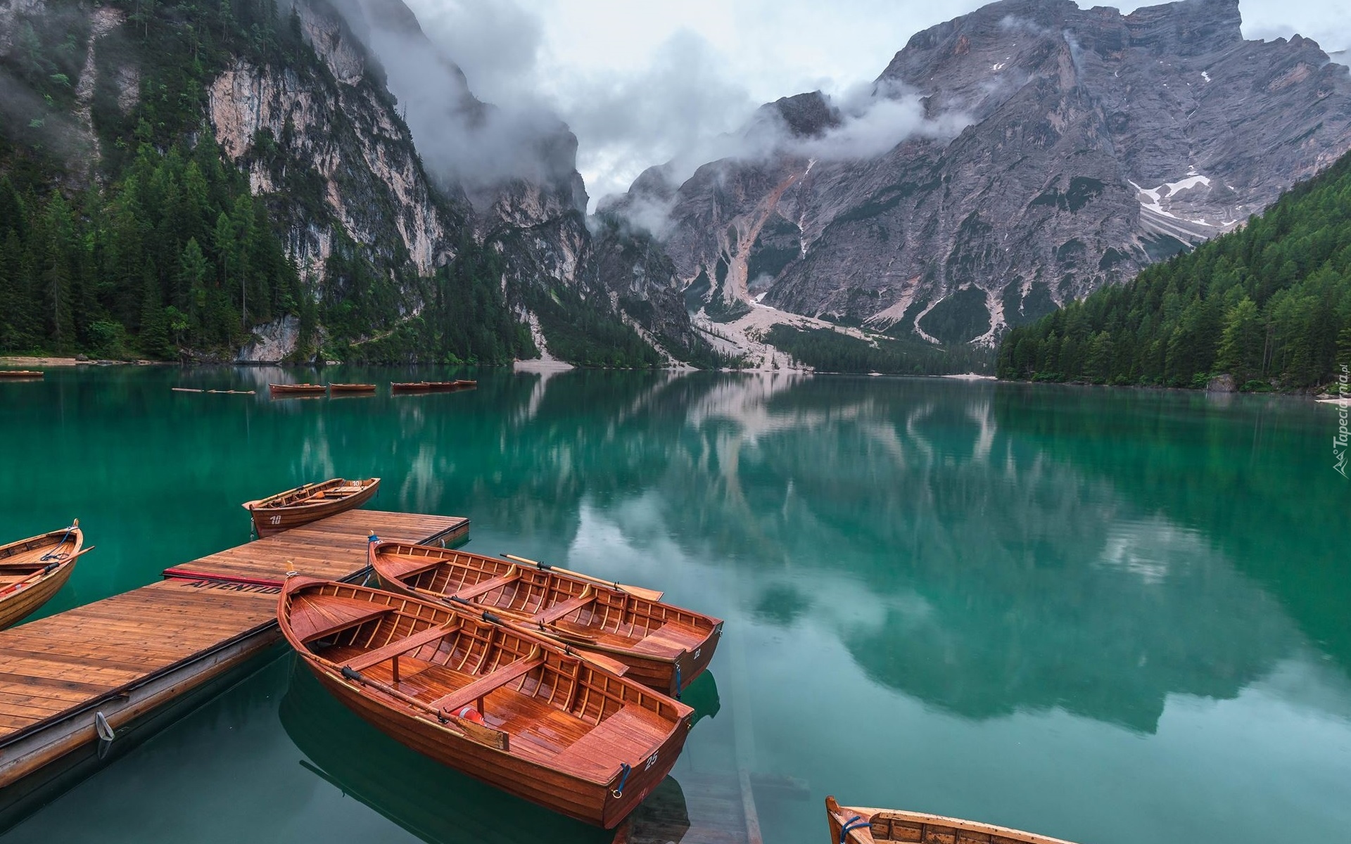 Włochy, Jezioro Pragser Wildsee, Lago di Braies, Góry, Dolomity, Pomost, Łódki, Chmury