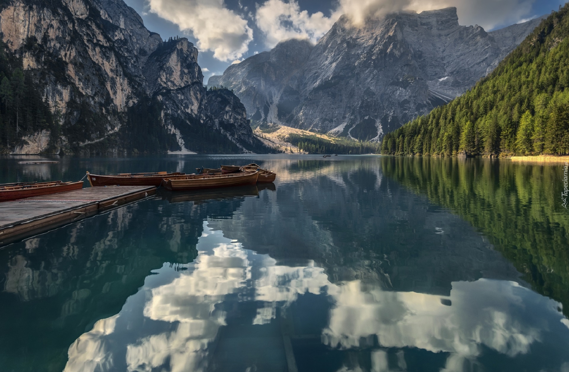 Jezioro Pragser Wildsee, Lago di Braies, Góry, Dolomity, Drzewa, Pomost, Łódki, Chmury, Odbicie, Włochy