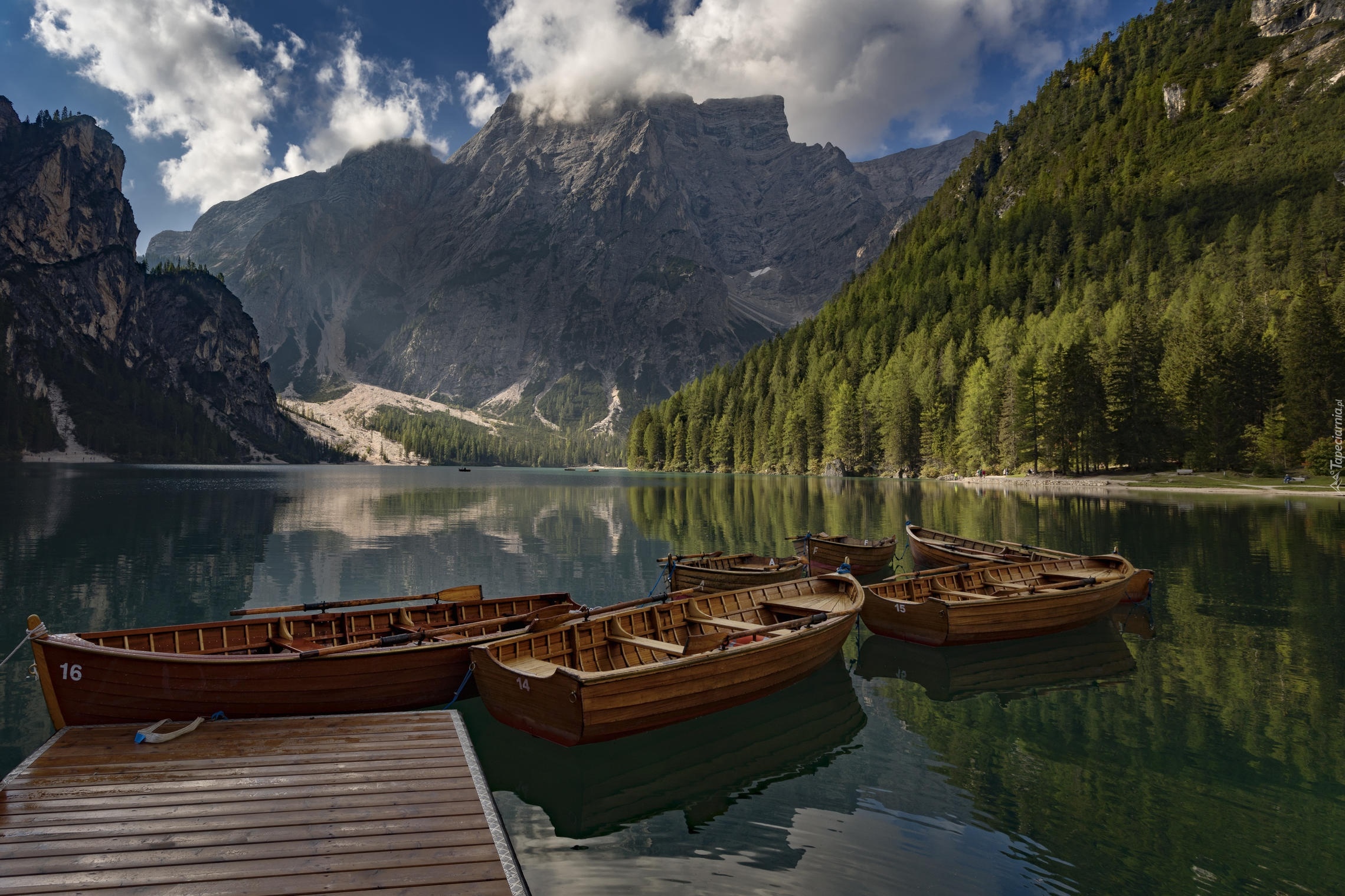 Włochy, Jezioro Pragser Wildsee, Lago di Braies, Góry Dolomity, Pomost, Łódki, Las, Chmury