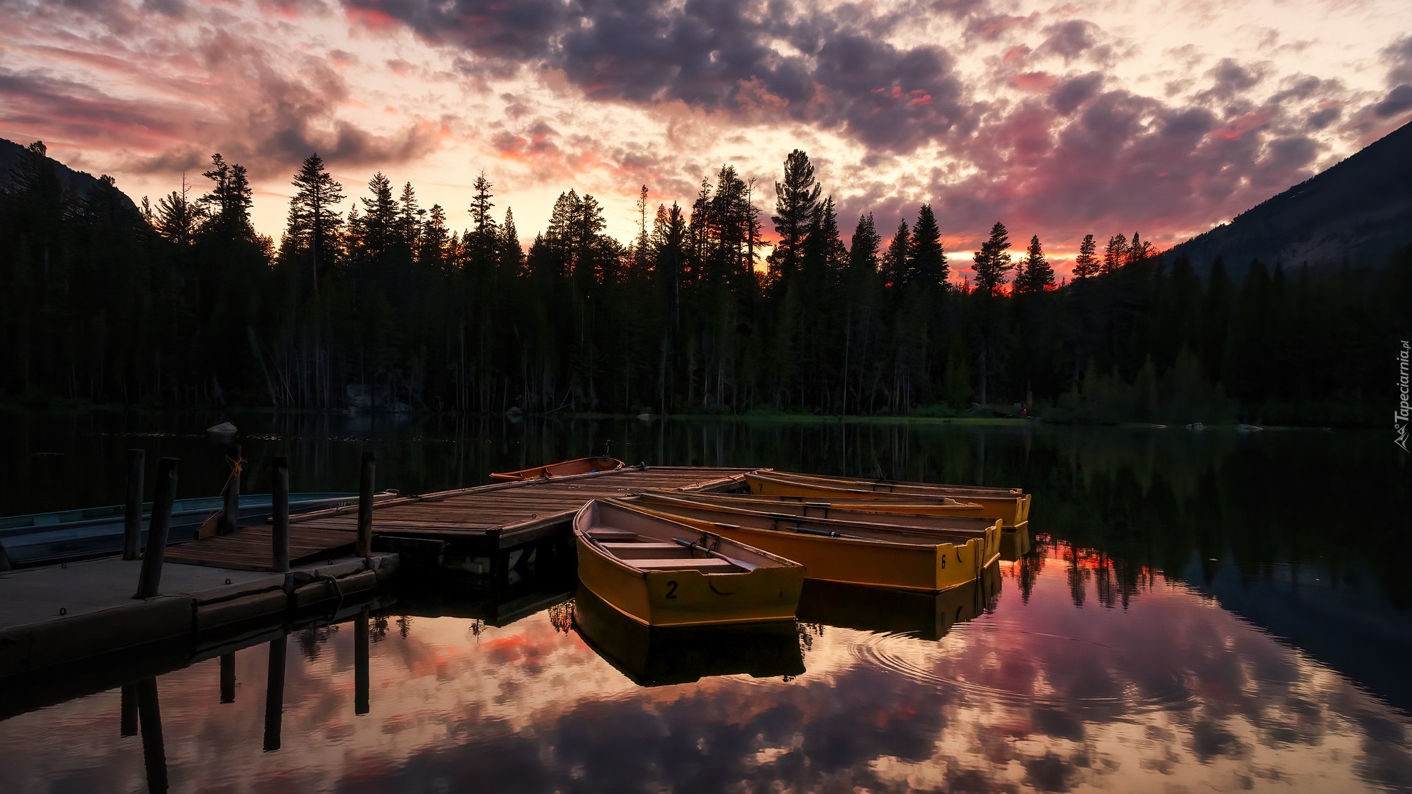 Stany Zjednoczone, Kalifornia, Mammoth Lakes, Wzgórza, Drzewa, Jezioro, Pomost, Łódki, Odbicie, Zachód słońca