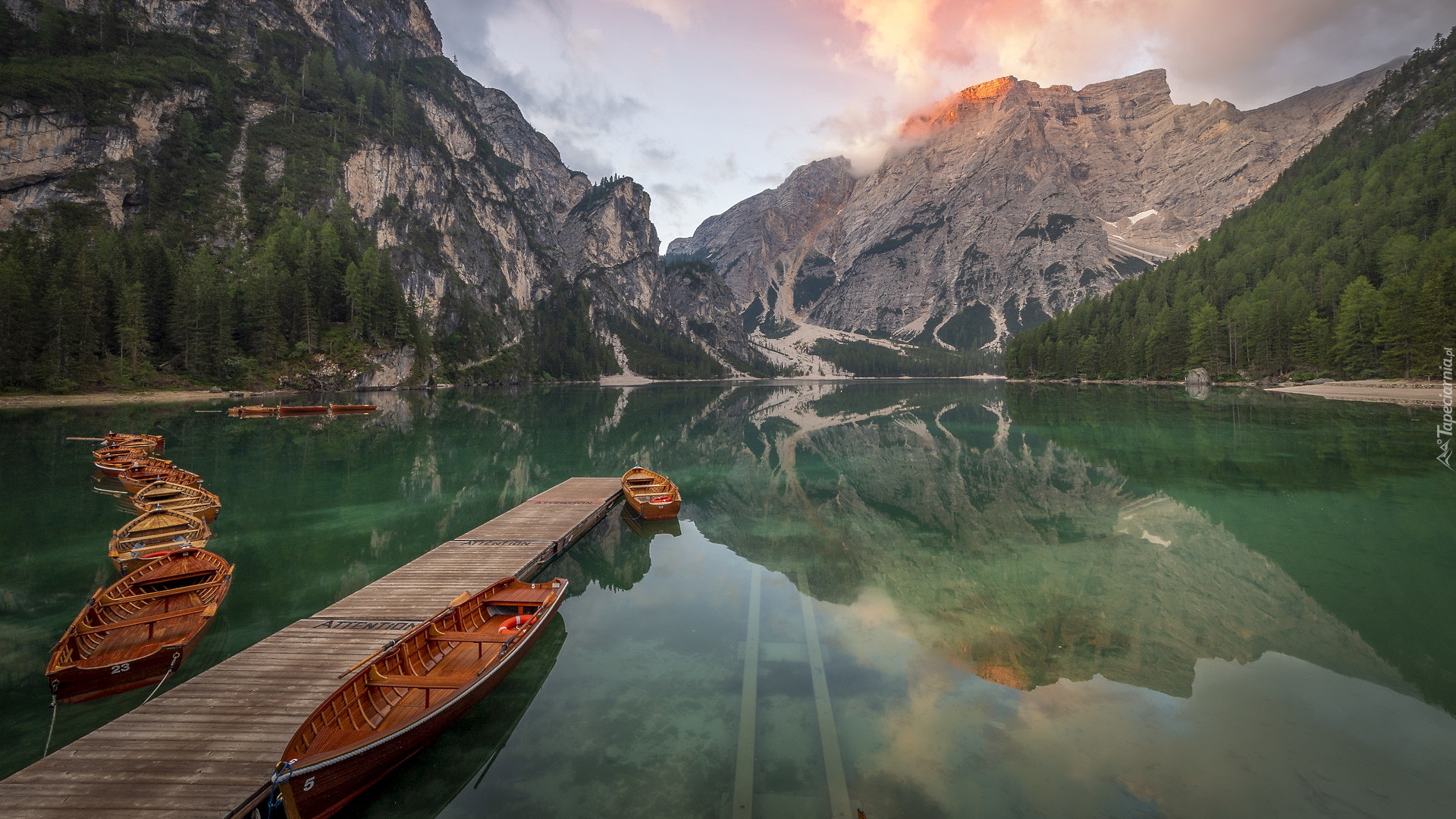 Włochy, Jezioro Pragser Wildsee, Lago di Braies, Góry, Dolomity, Pomost, Łódki