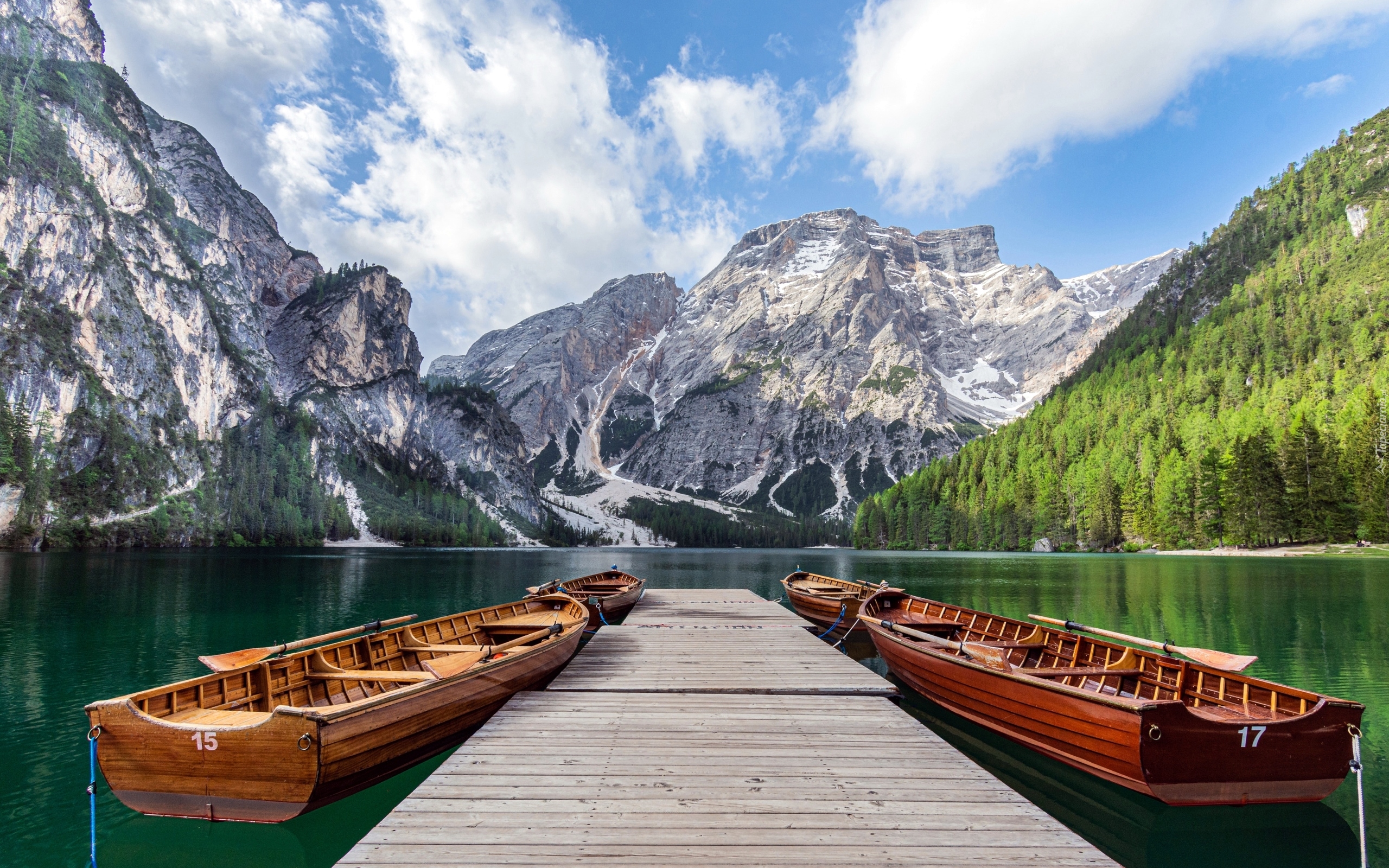 Jezioro Pragser Wildsee, Lago di Braies, Góry, Dolomity, Łódki, Pomost, Lasy, Południowy Tyrol, Włochy