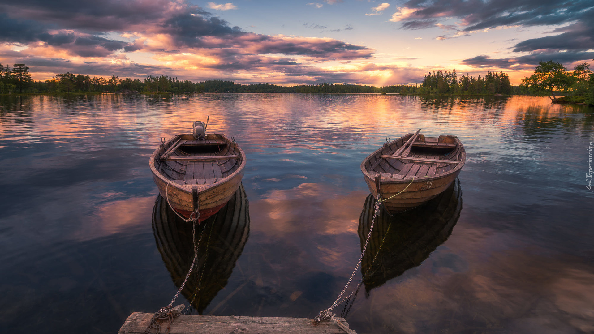  Norwegia, Ringerike, Jezioro, Drzewa, Pomost, Łódki, Chmury