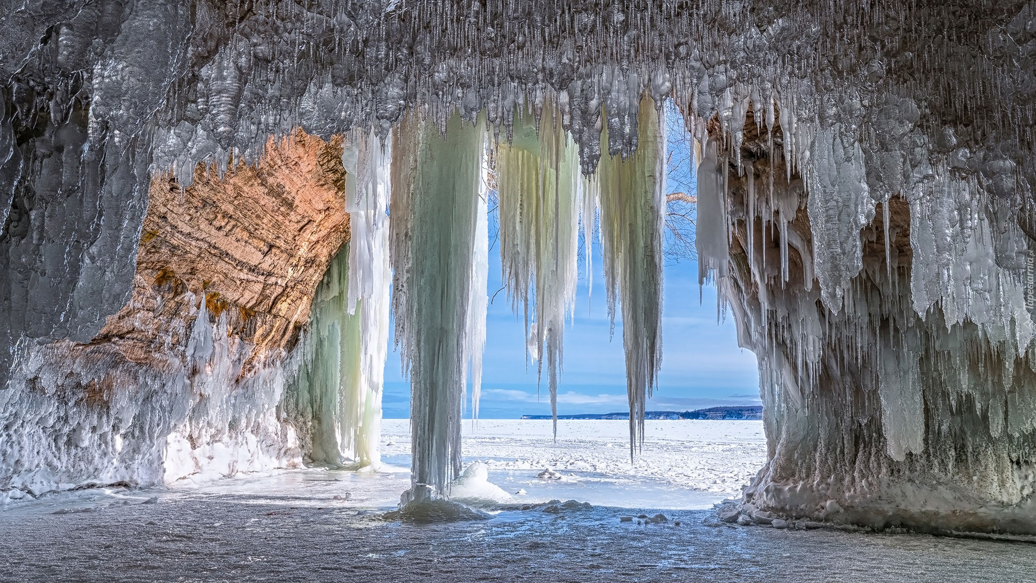 Zima, Jaskinia lodowa, Sople, Grand Island Ice Caves, Michigan, Stany Zjednoczone