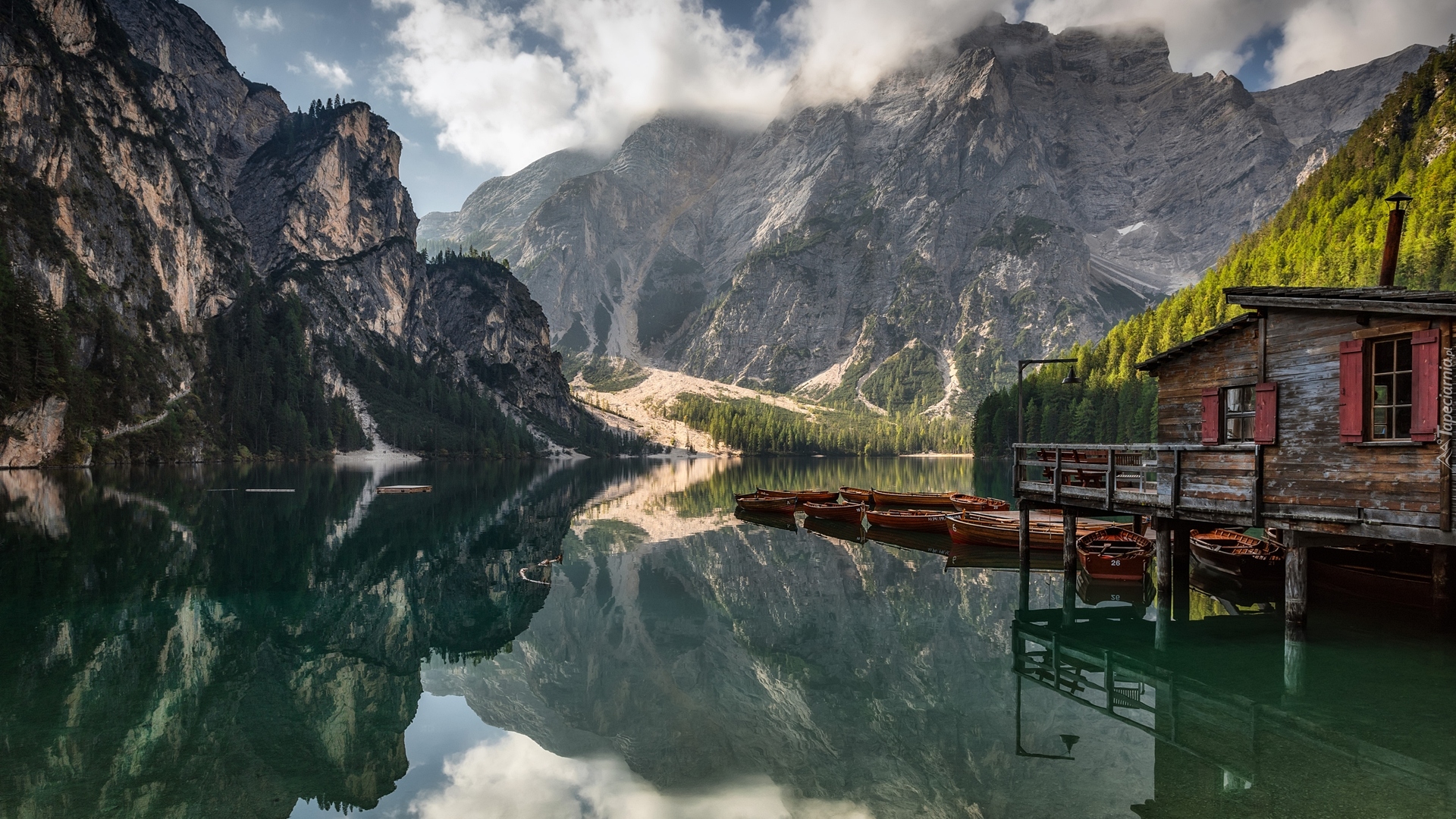 Włochy, Południowy Tyrol, Jezioro, Pragser Wildsee, Góry, Dolomity, Drzewa, Drewniany, Dom, Łódki