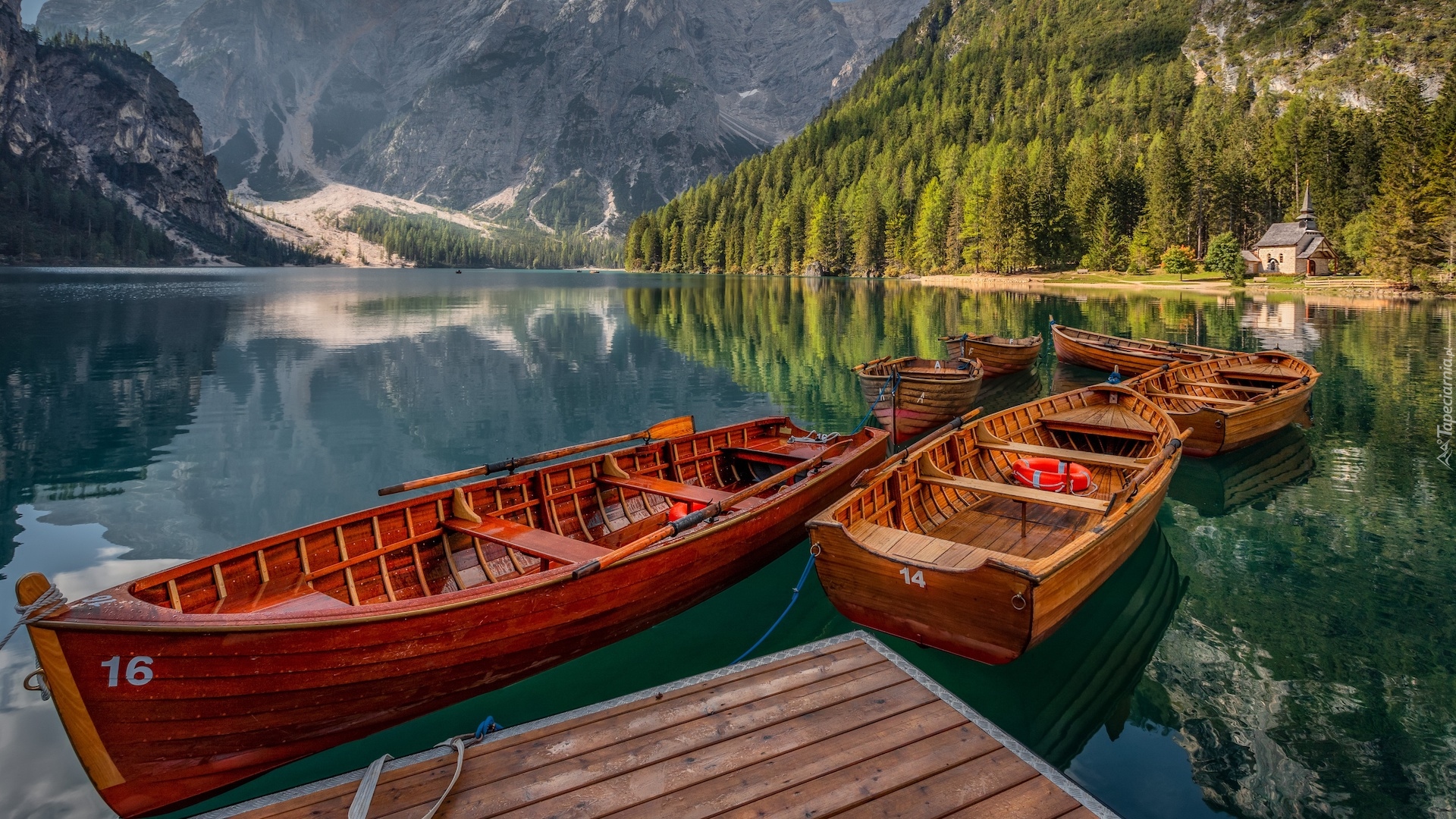 Włochy, Jezioro, Pragser Wildsee, Lago di Braies, Góry, Dolomity, Pomost, Łodzie, Kościół