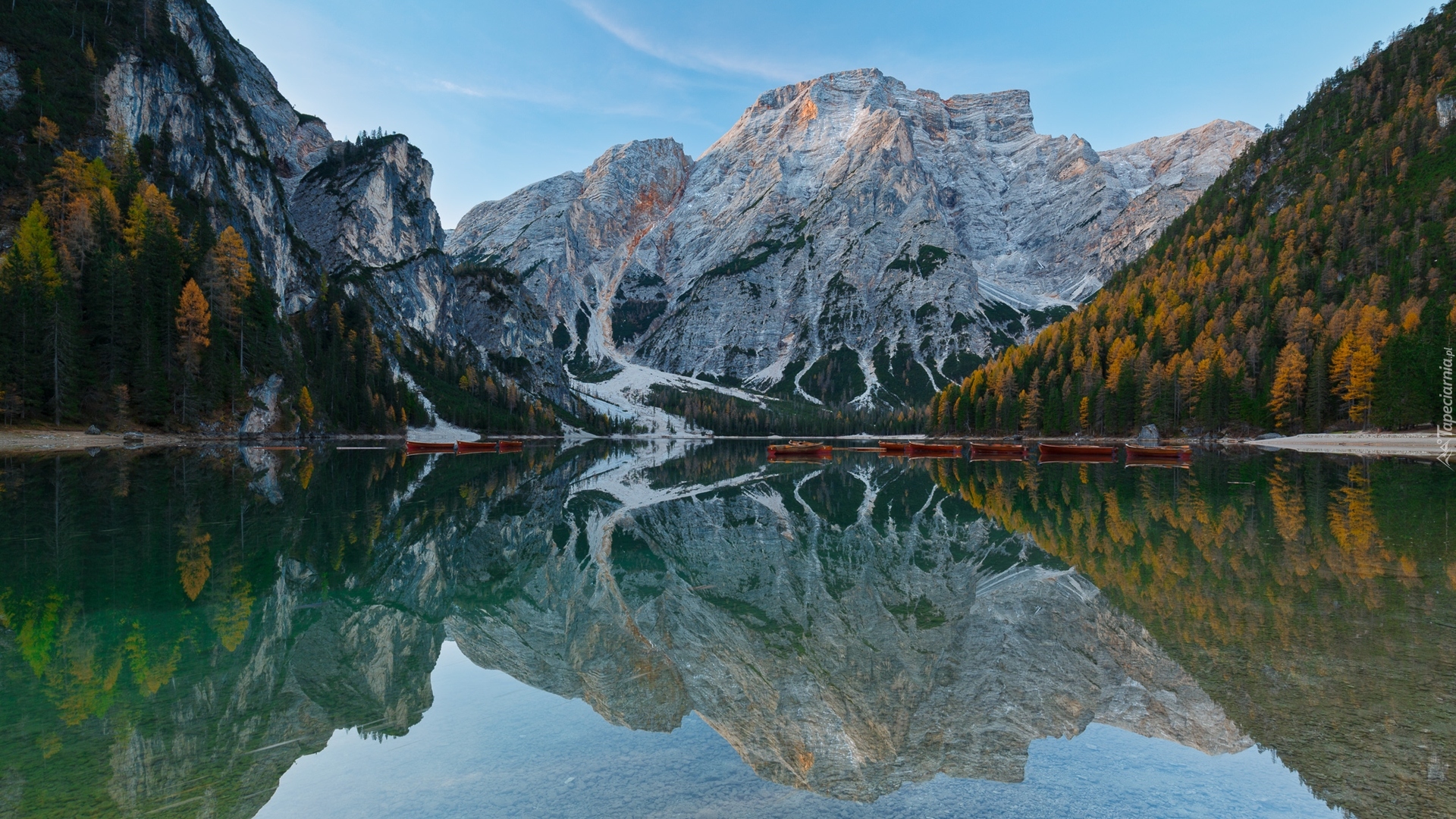 Jezioro Pragser Wildsee, Góry, Dolomity, Drzewa, Odbicie, Łodzie, Region Trydent-Górna Adyga, Włochy