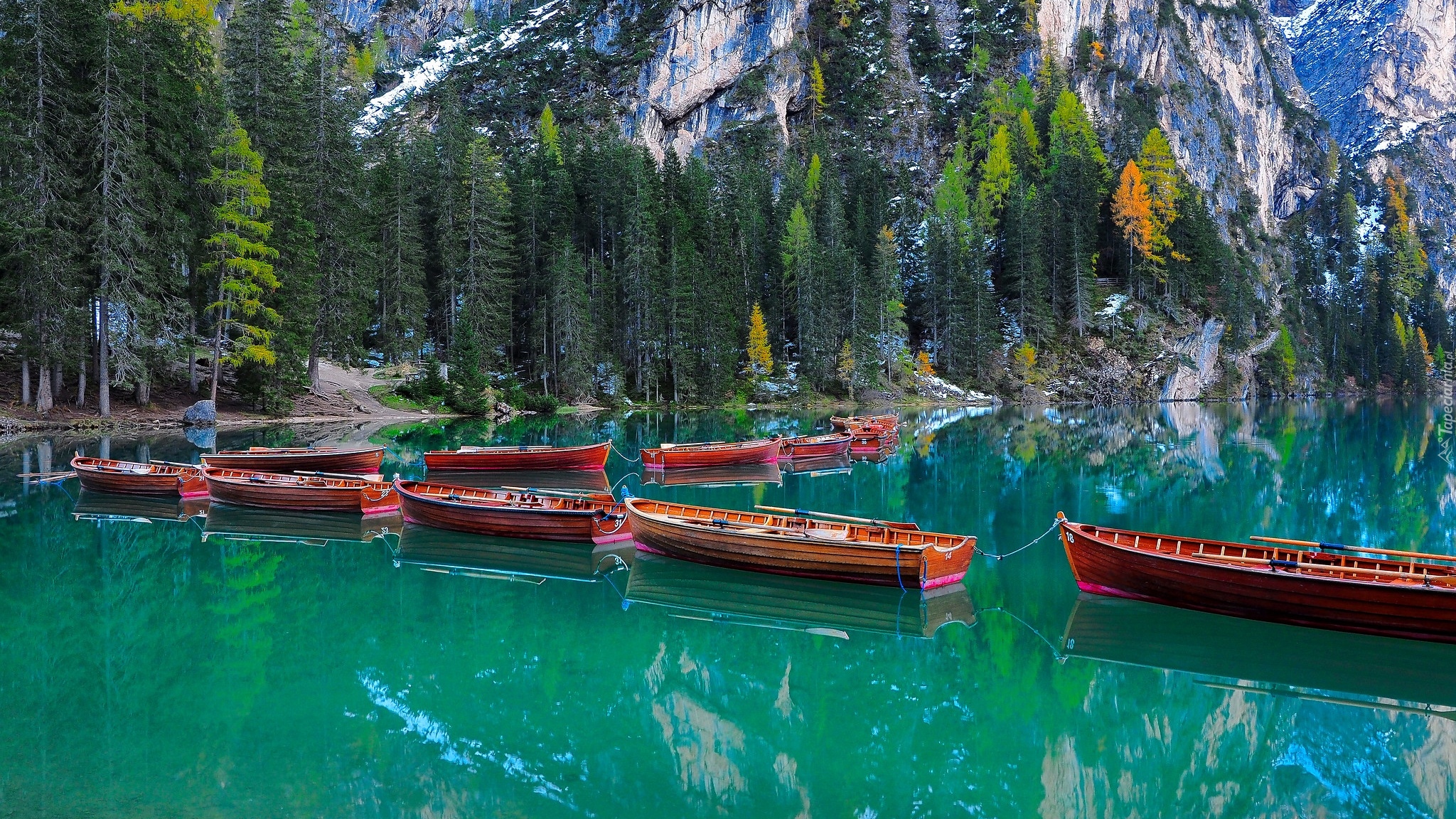Włochy, Jezioro, Pragser Wildsee, Skały, Drzewa, Łodzie