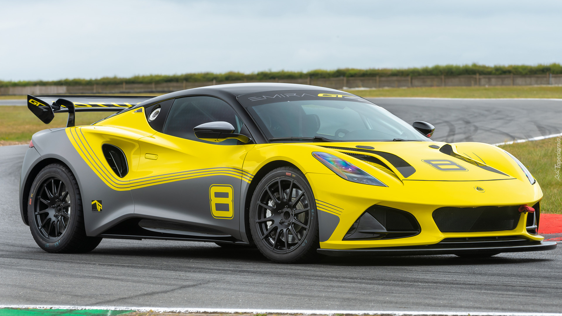 Żółty, Lotus Emira GT4