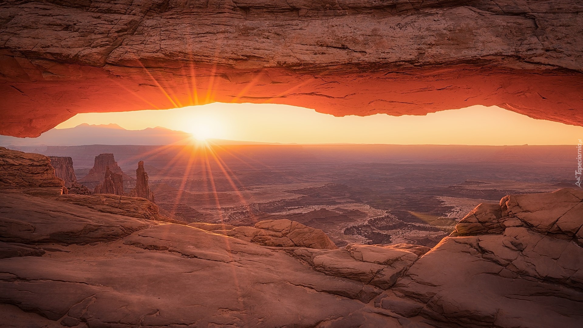 Stany Zjednoczone, Stan Utah, Park Narodowy Canyonlands, Łuk Mesa Arch, Skały, Promienie słońca
